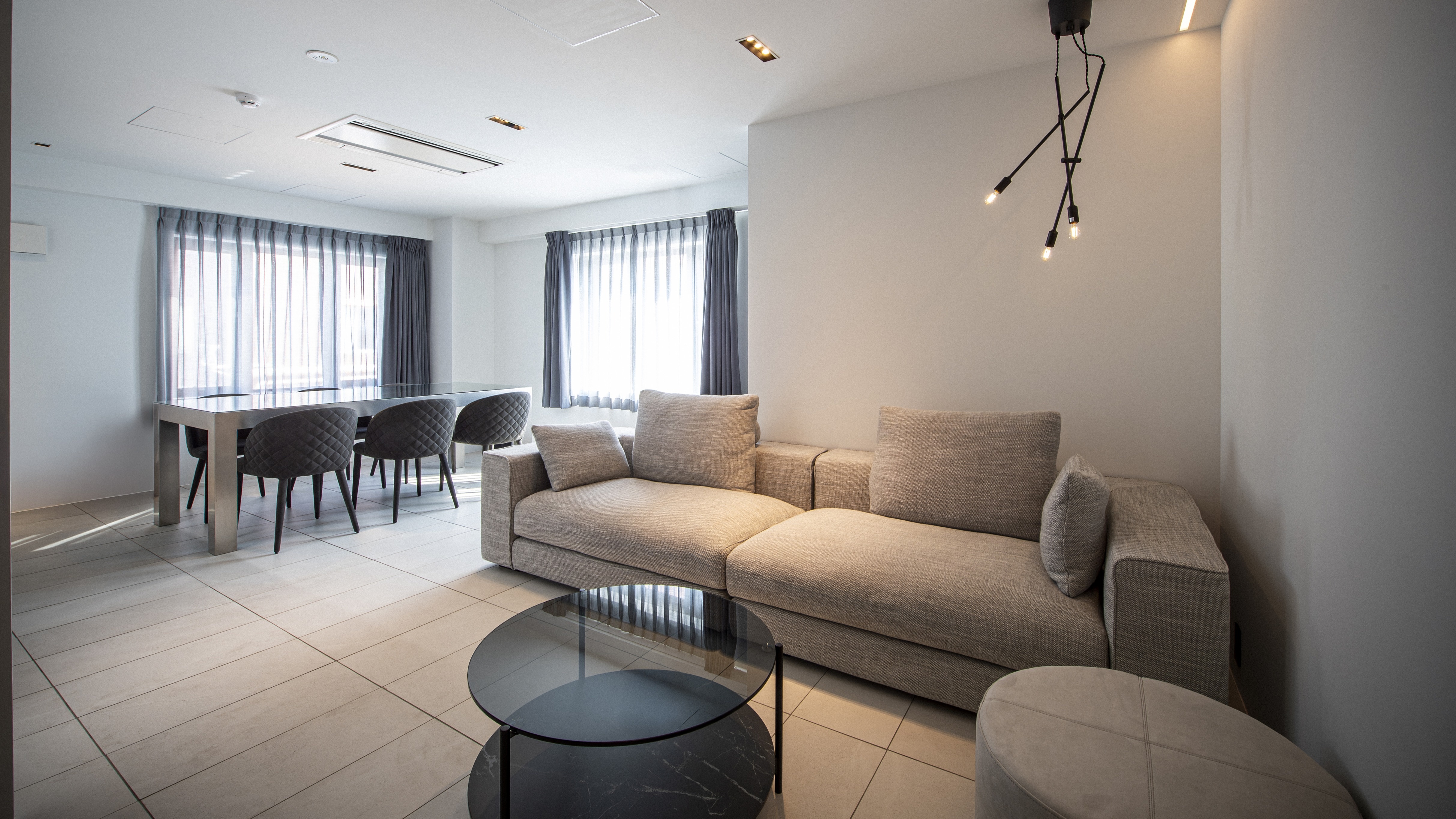 Premier Suite 401 / Living & Dining Room