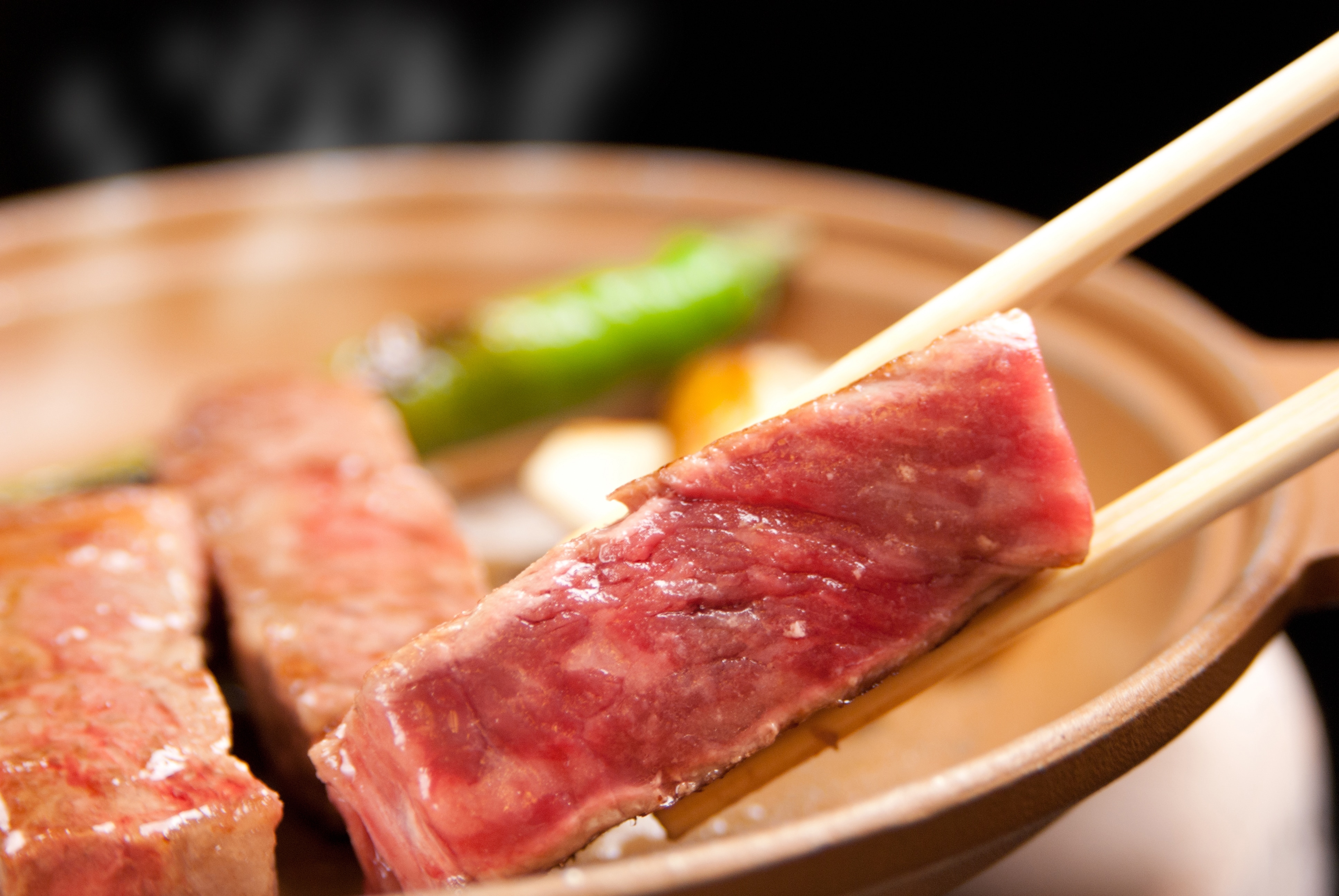 Thịt bò rượu Koshu nướng trên đĩa gốm