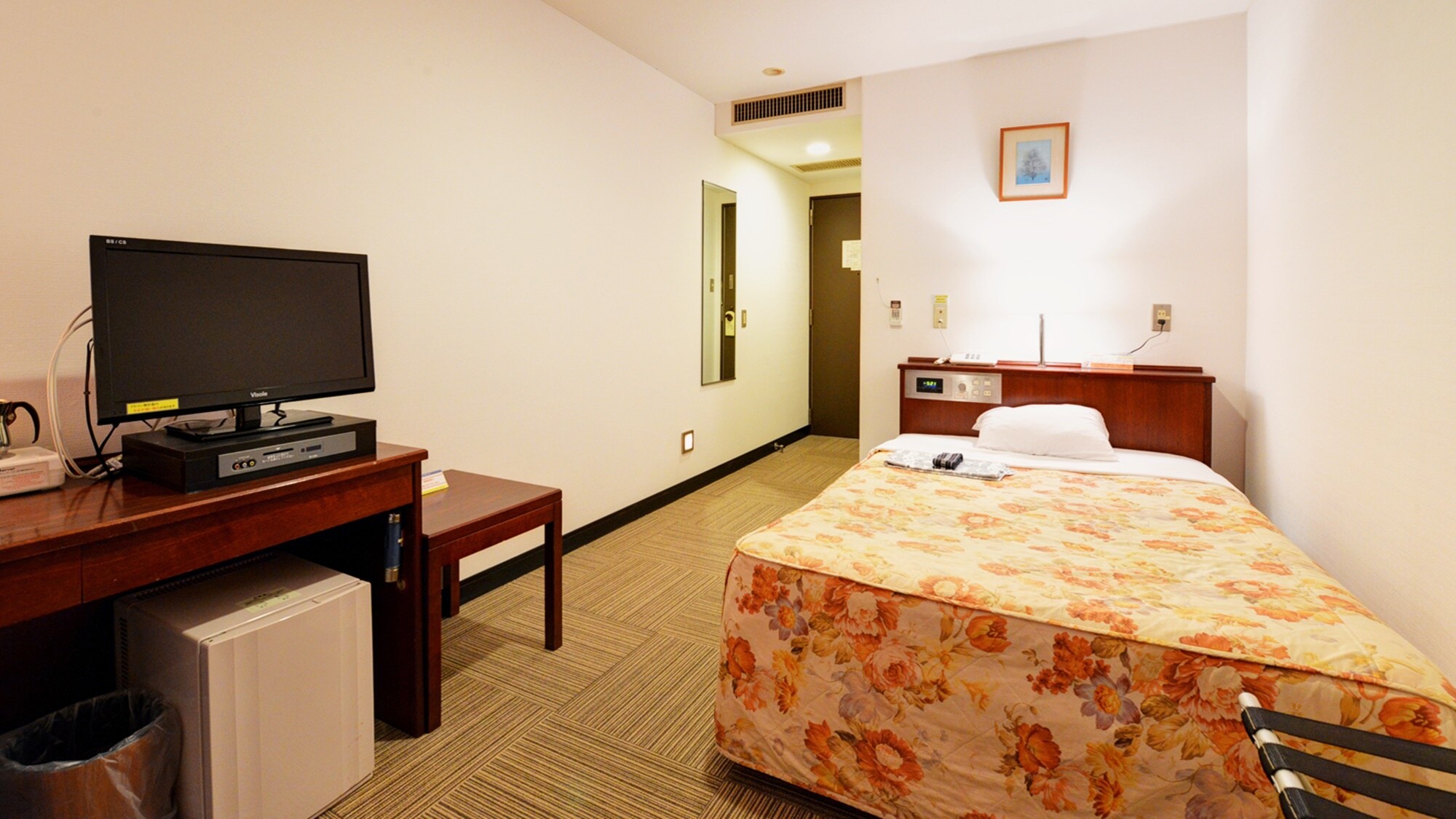 Semi-double bed room. All rooms equipped with wired broadband LAN.