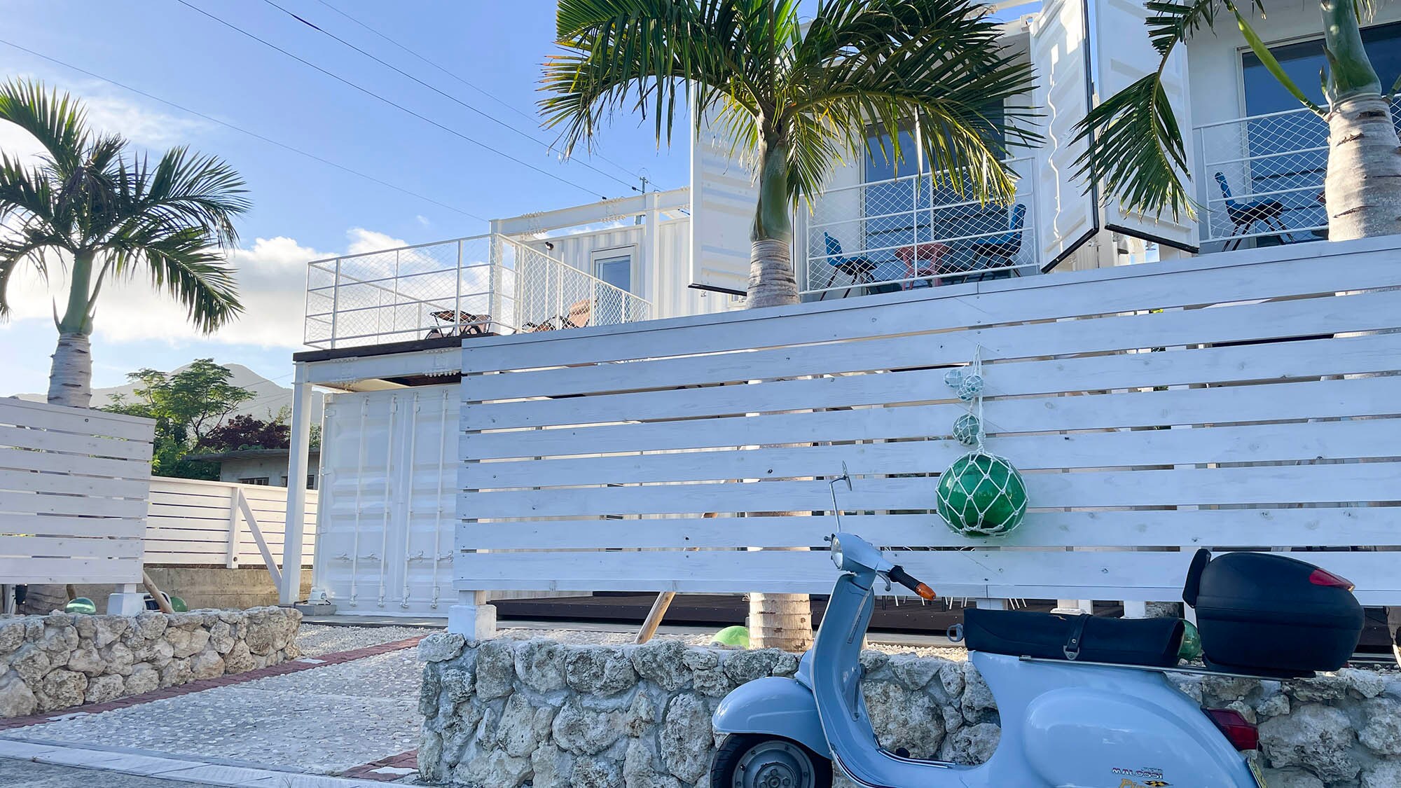・[Exterior] About 30 seconds walk to the beach. The clear blue sea and white sand of Tokunoshima spread out before your eyes.