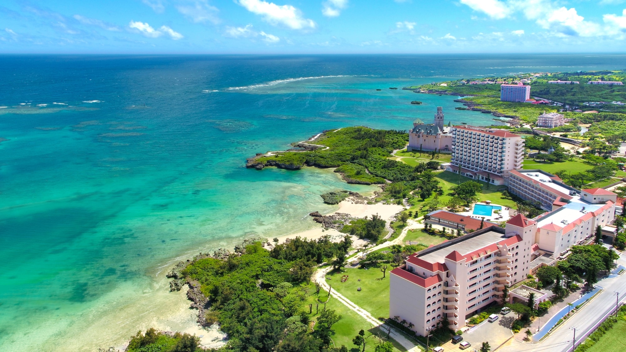 [Appearance] We offer a wide variety of guest rooms that can be selected according to the purpose of your trip. You can see the sea up close from every building.