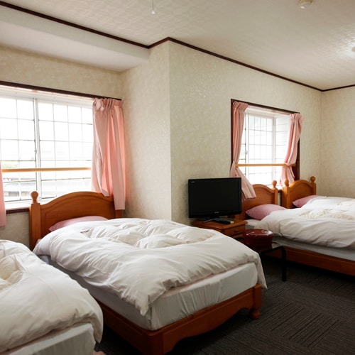 Western-style quadruple room