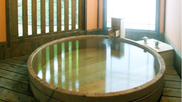 The open-air baths in the guest rooms "Chigusa" and "Benibai" are made entirely of cypress.