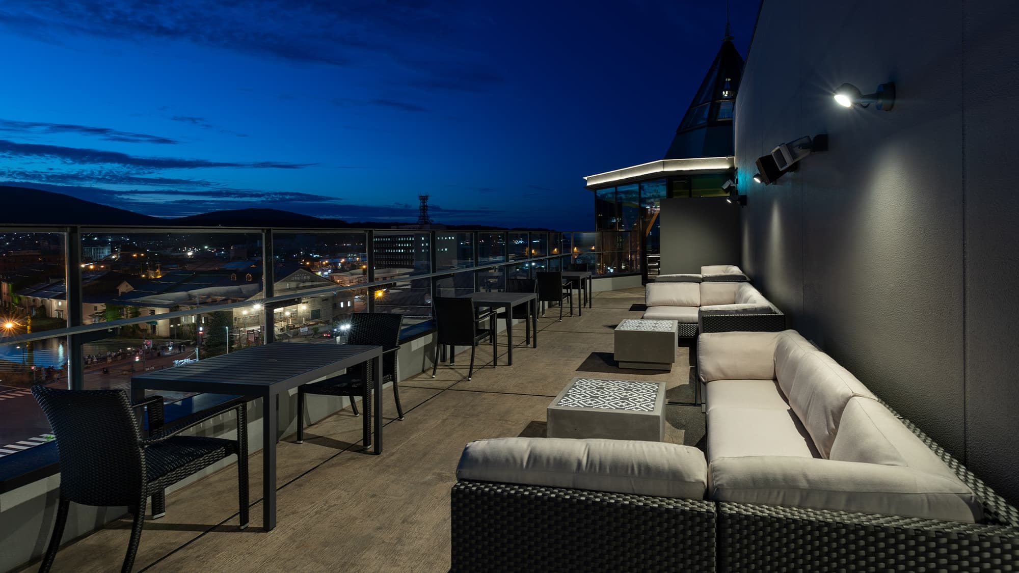 [Rooftop Bar] (6th floor) A rooftop bar with a motif of Otaru's lighthouse. At night, the atmosphere is glamorous.