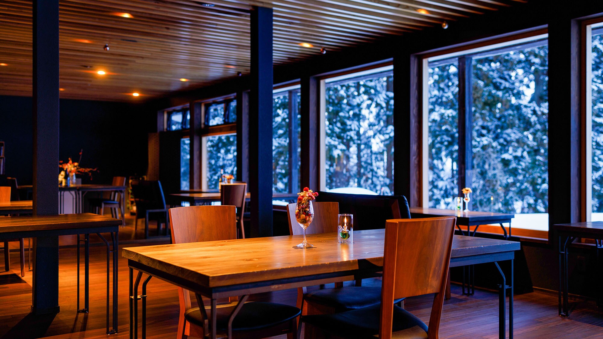 ・Enjoy dishes made with Niigata ingredients, prepared by a chef who has personally ventured into the mountains and knows the local area inside and out.