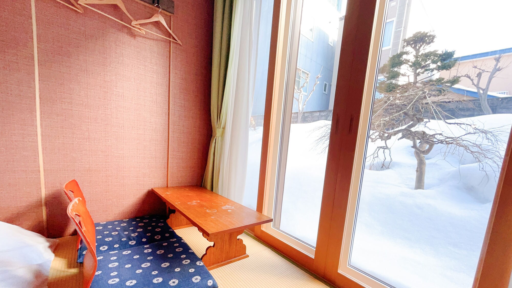 ・【103】 Outside the window, you can see a garden that changes with the seasons.