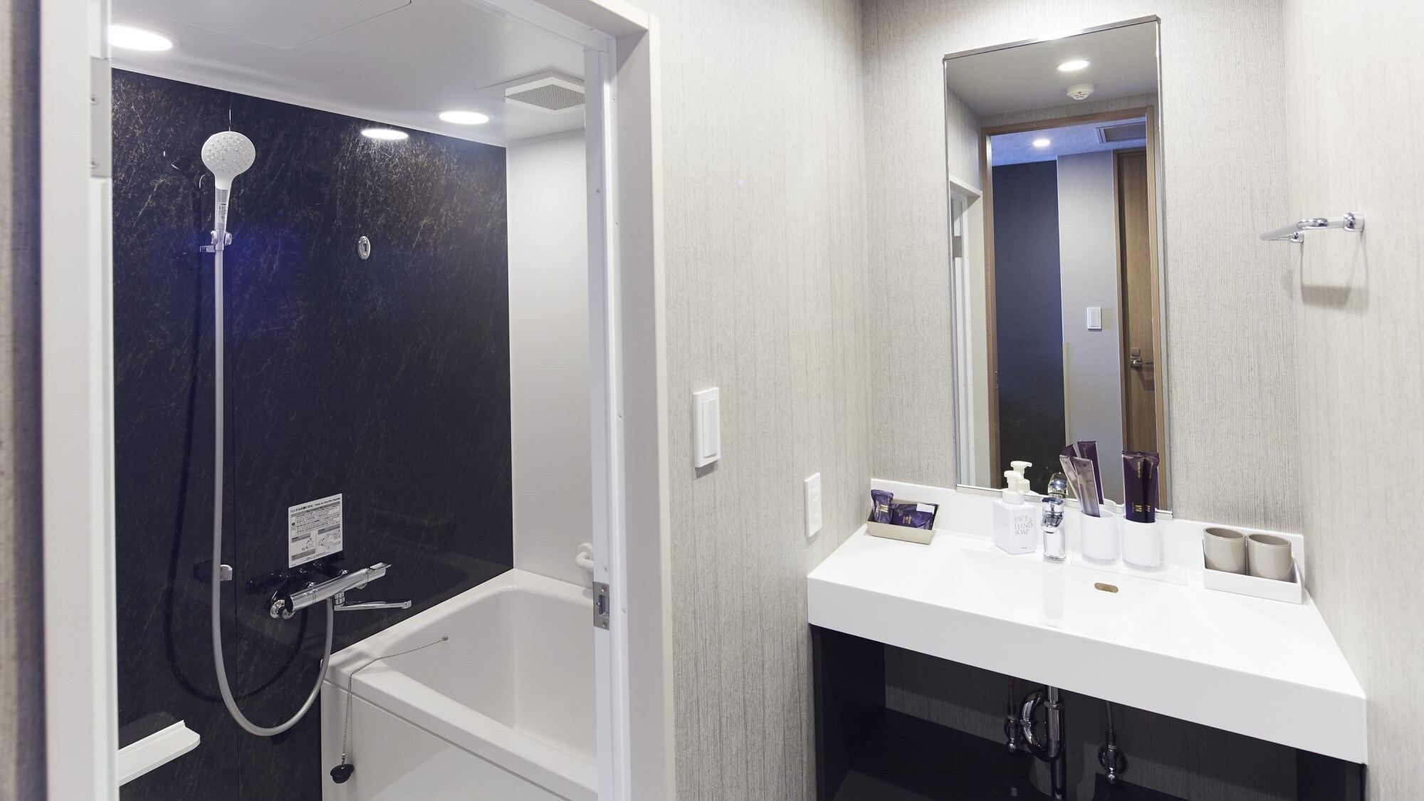 Beberapa kamar memiliki bak mandi