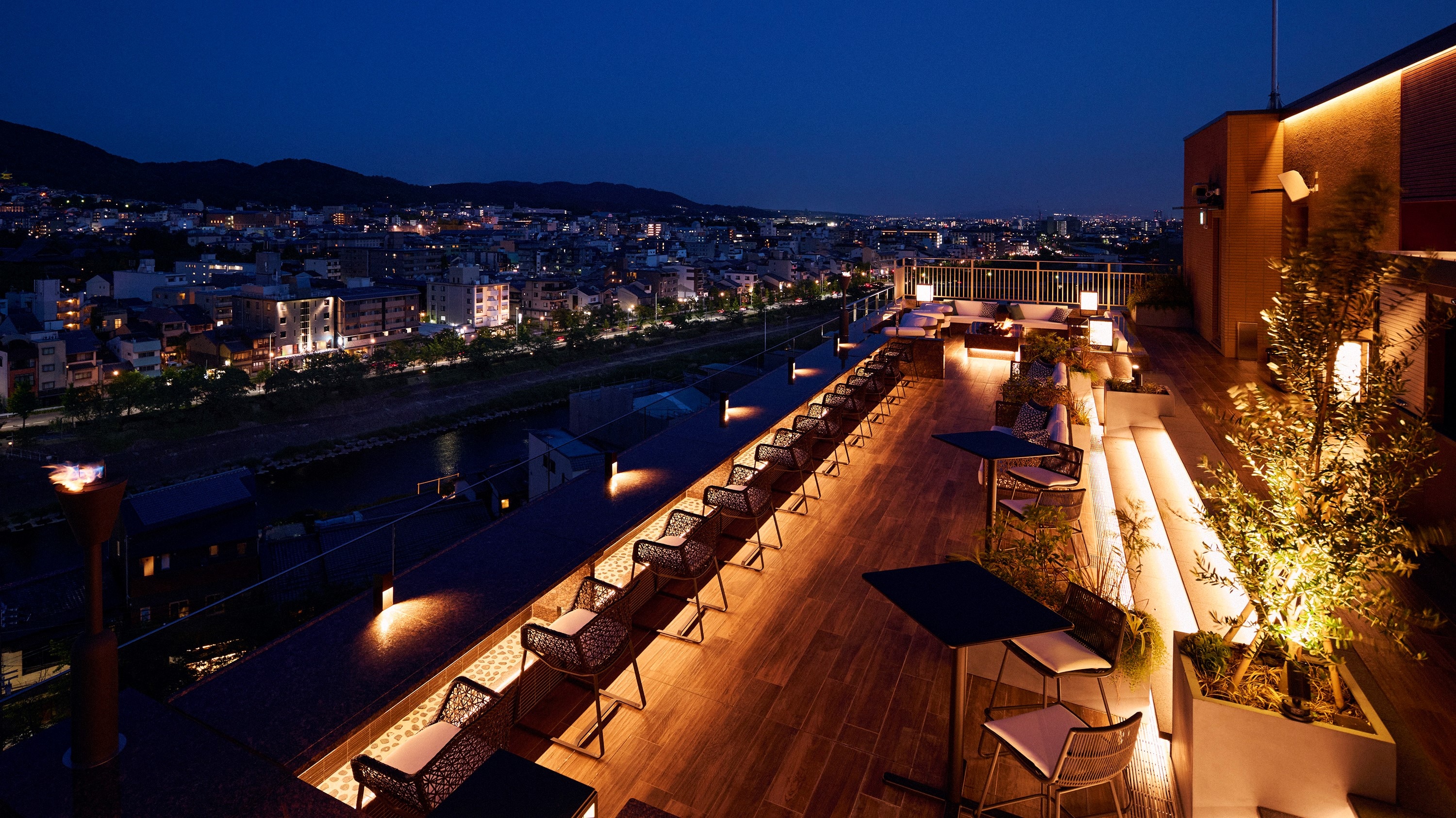 Rooftop lounge "Sora Niwa Terrace" From the expansive blue sky to the sunset and the indigo-colored night sky of Kyoto