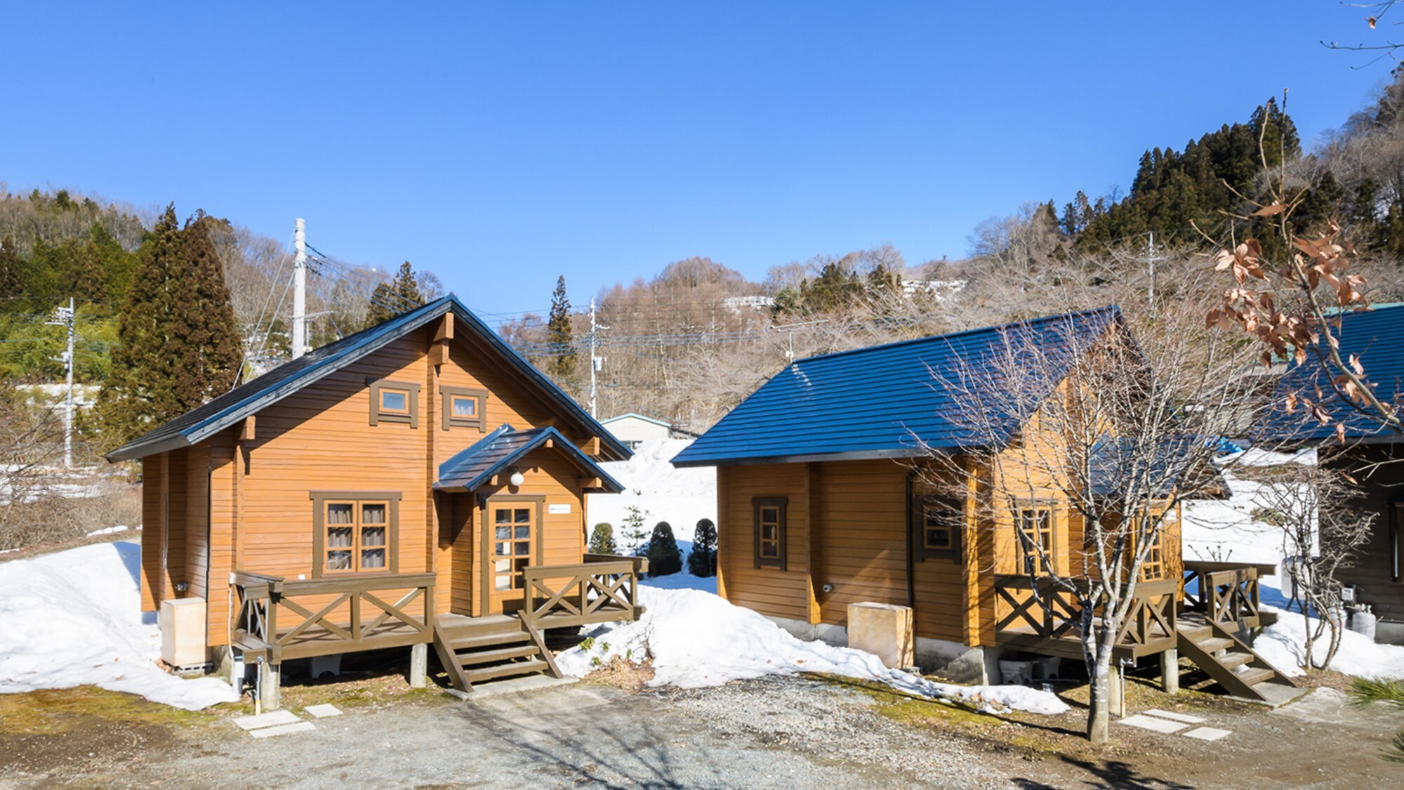 ・겨울의 로그 코티지 외관. 슬로프는 바로 거기.