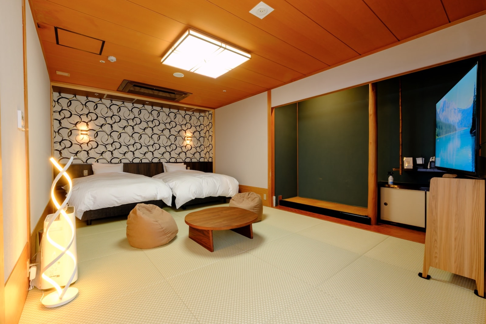 [Renovated in August 2025] Room 702 Bedroom