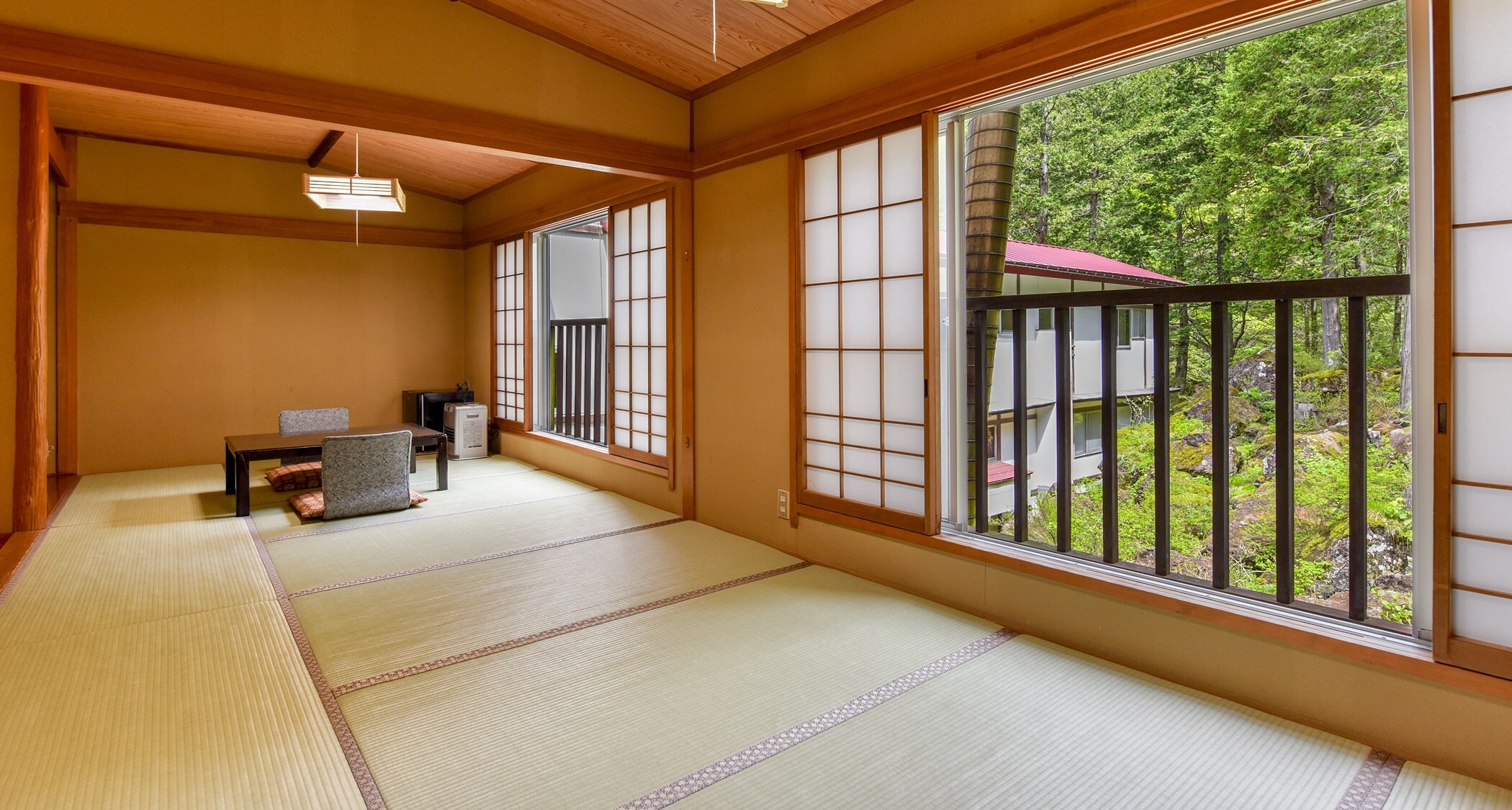 *[Japanese-style room (mountain side) 16 tatami mats] You can see lava rocks that erupted 1.3 million years ago.