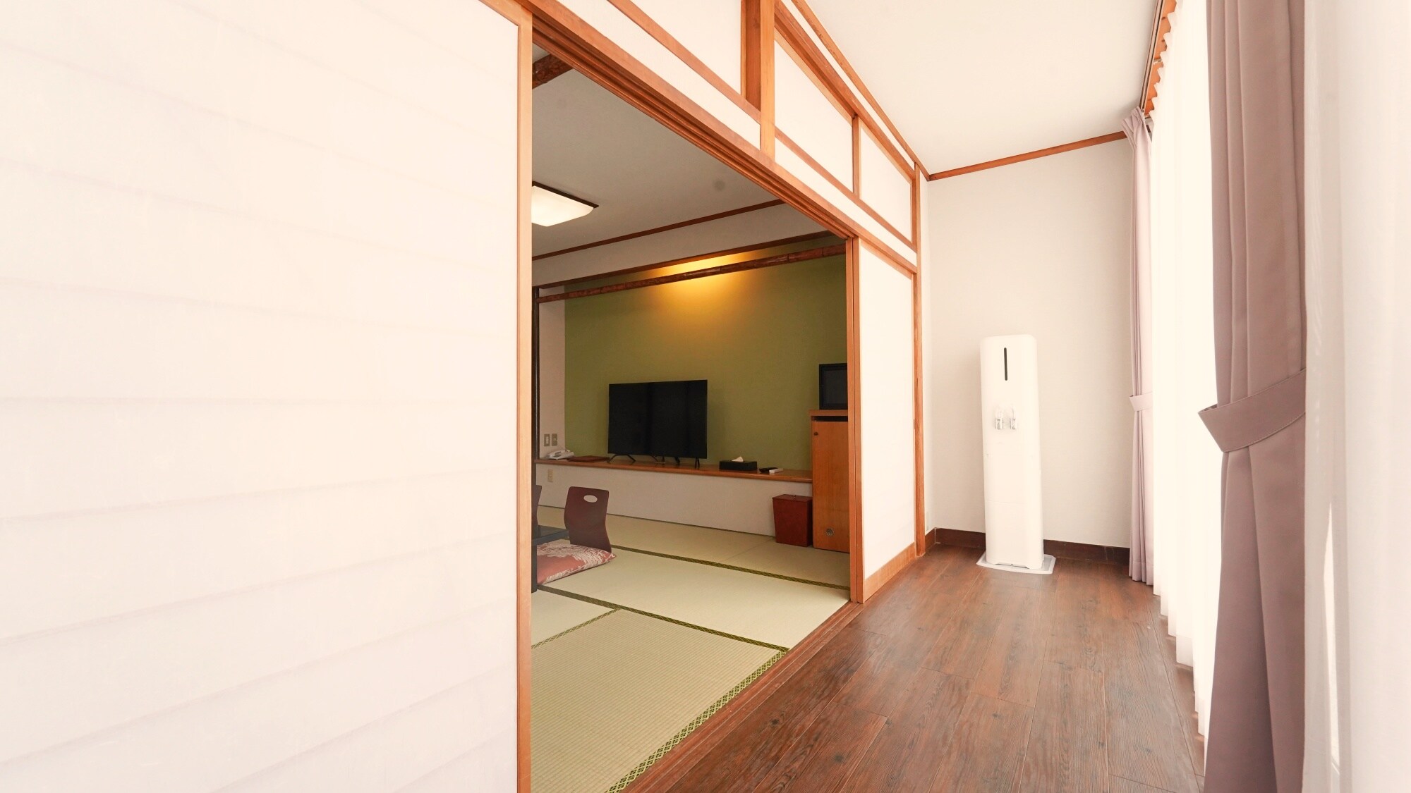 Japanese-style room (12.5 tatami mats) + spacious veranda (with bathroom)