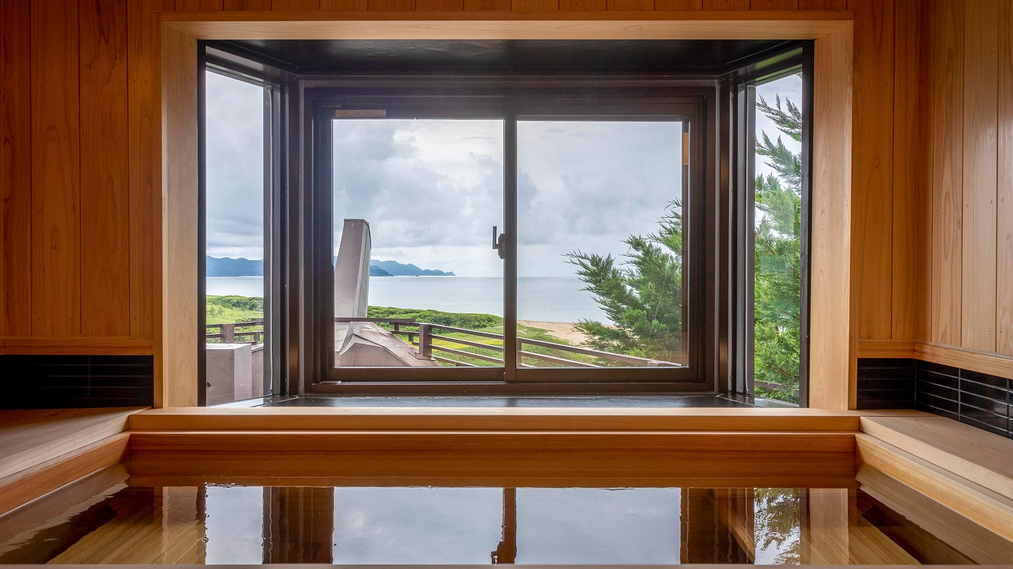 [Guest Rooms] Bow Japanese-style room - Deck attached - Oceanfront fore cabin - Bathroom [Example]