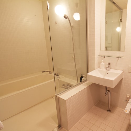 *Example of a 3-bedroom deluxe or premium room/bathroom with bathtub.