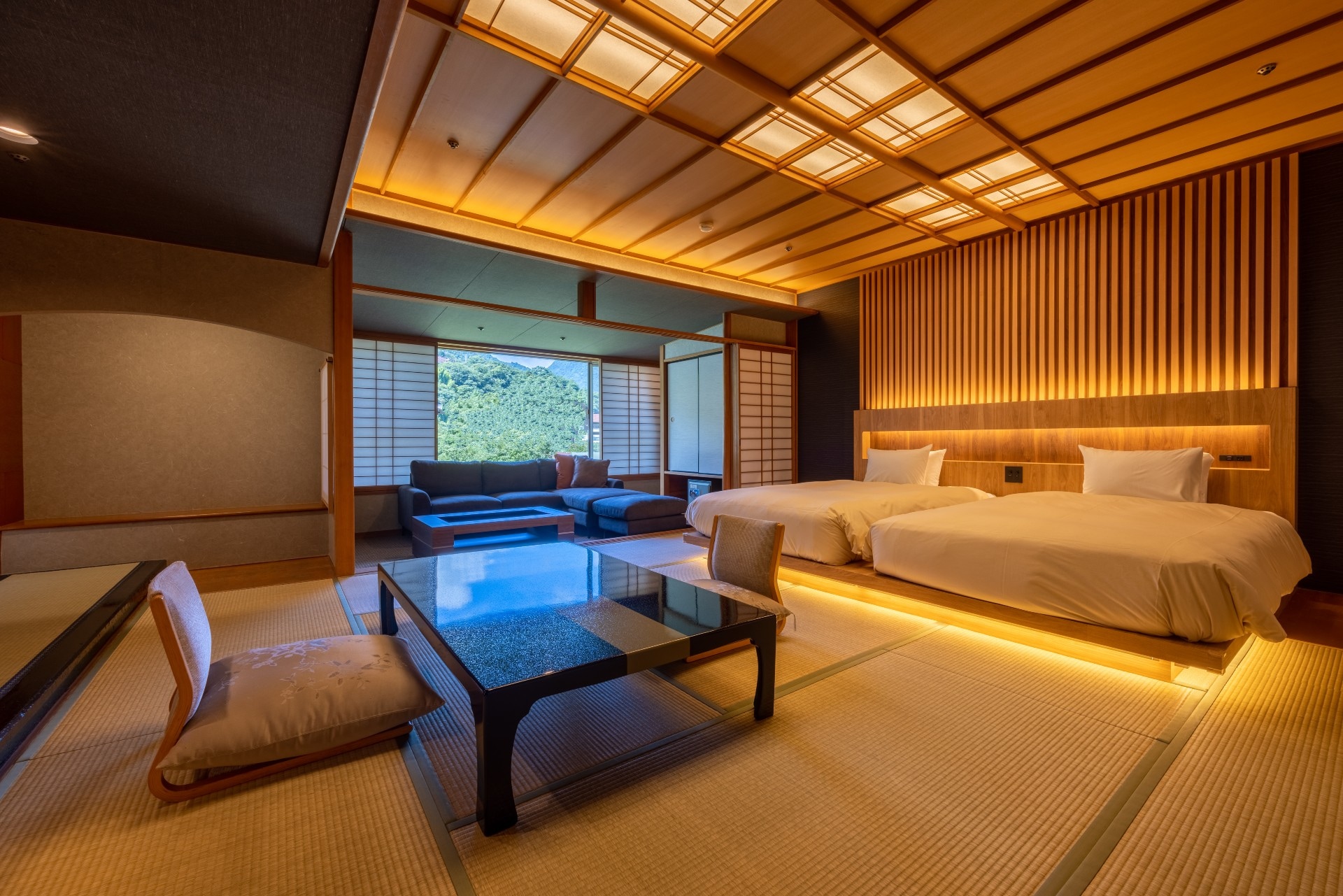 [Riverside View] Japanese-Western style room (10 tatami mats) + twin beds, capacity 6 people (non-smoking)