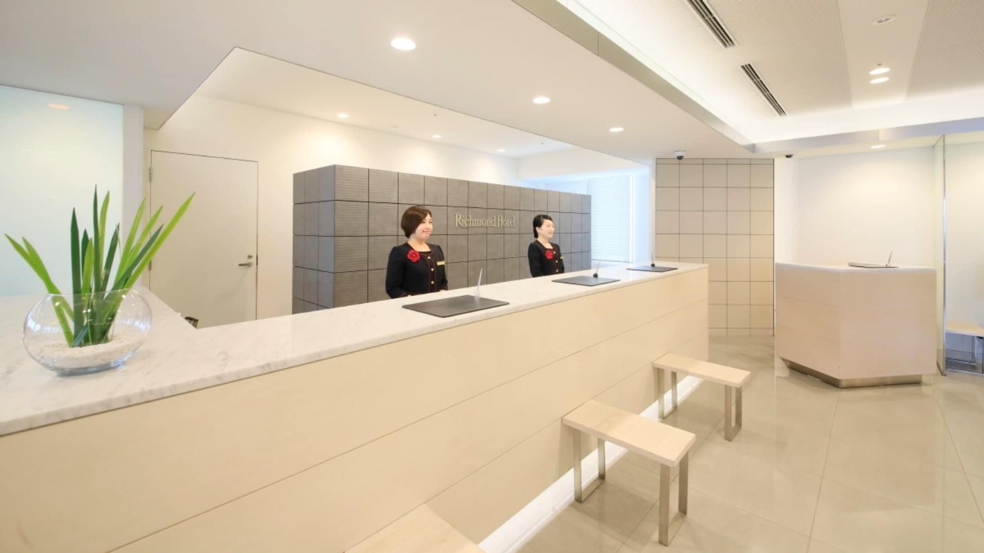 8th floor front desk