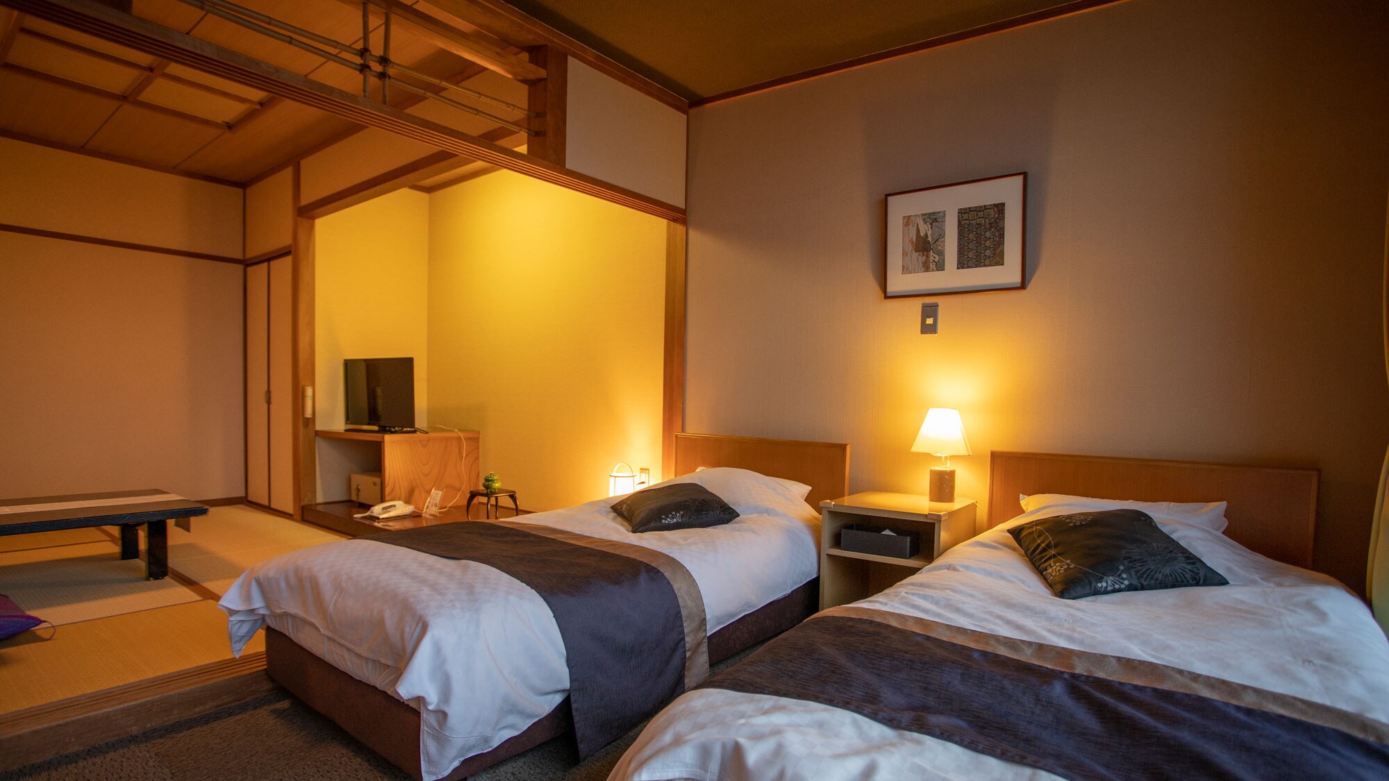 Kamar bergaya Jepang-Barat yang memadukan ketenangan penginapan Jepang dengan kenyamanan sebuah hotel. Kamar meja tinggi juga tersedia, jadi tolong