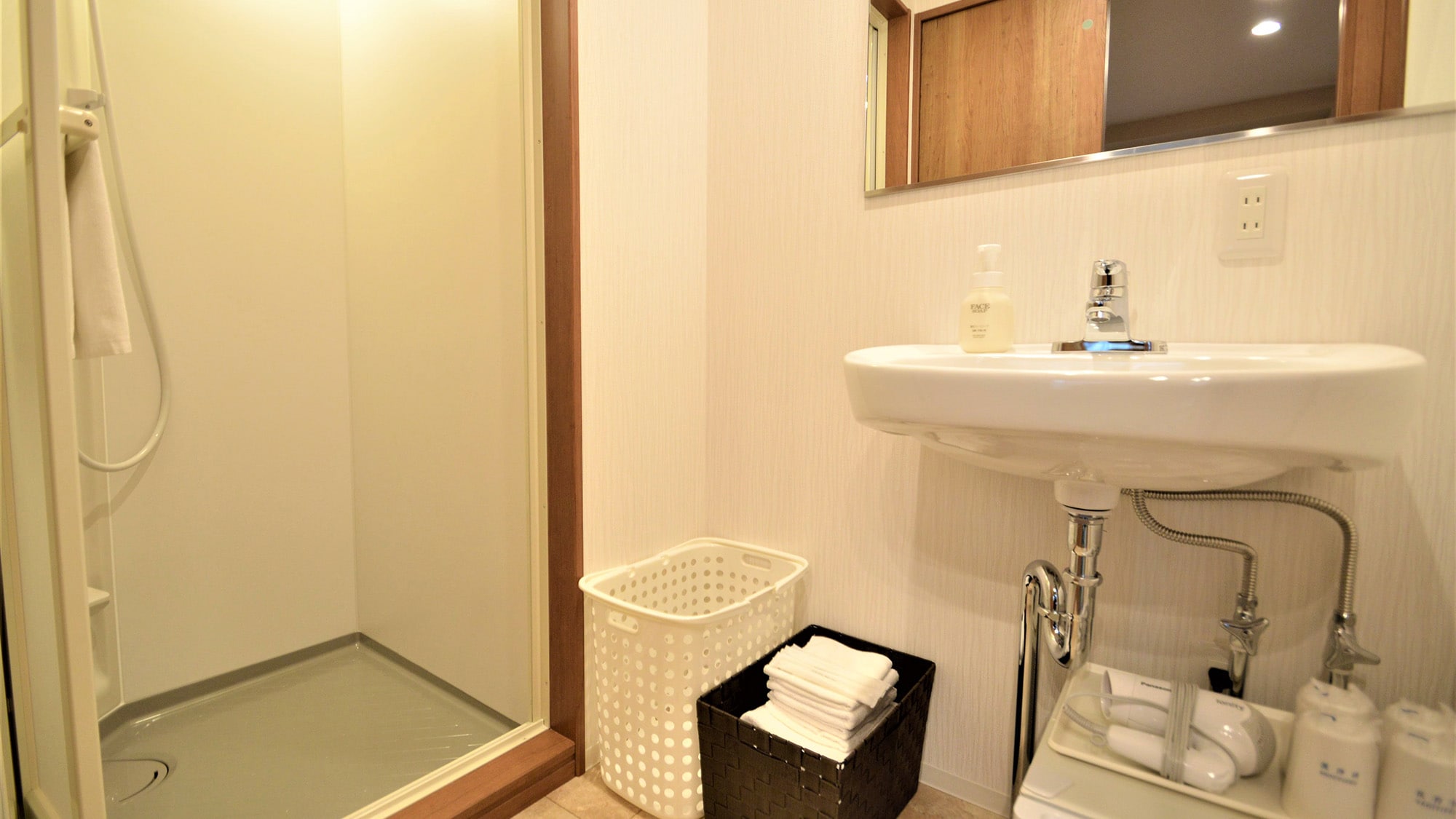 ・Japanese-style room with bunk beds (maximum 4 people) / Shower only, no bathtub