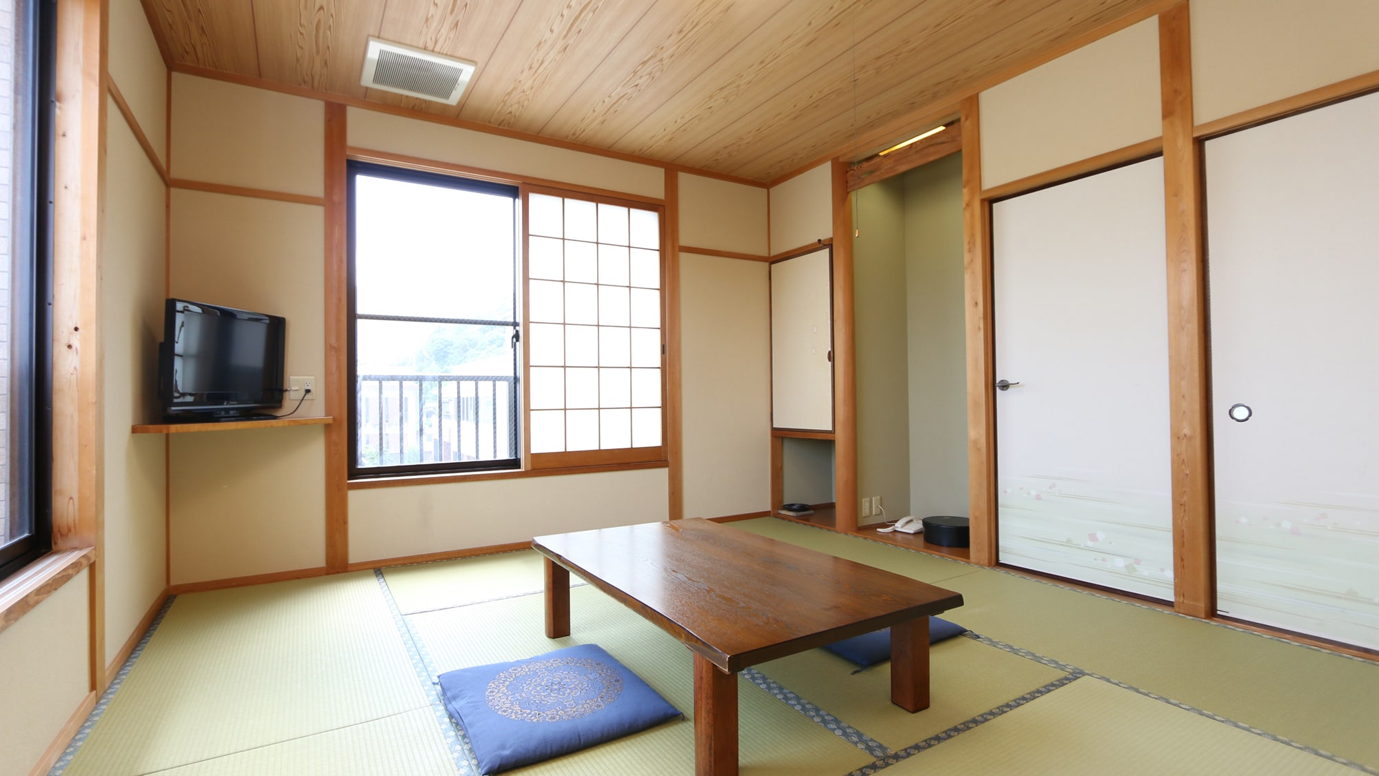 Relaxing Japanese-style room for enjoying with pets