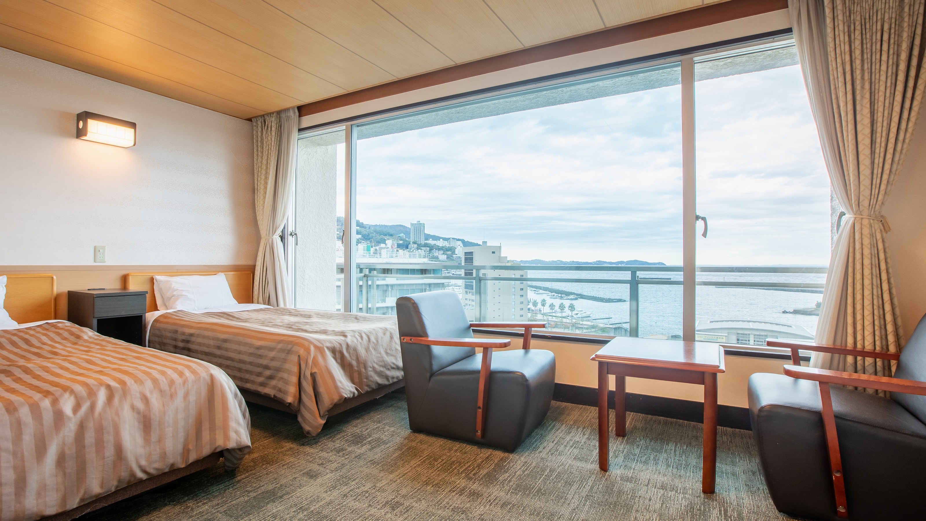 [Top floor, ocean side] Japanese-Western room (twin + 8 tatami mats)