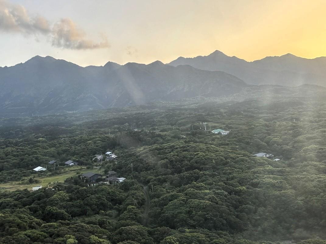 11屋久島空港着陸直前三野岳（船行前岳）＆愛子岳.JPG