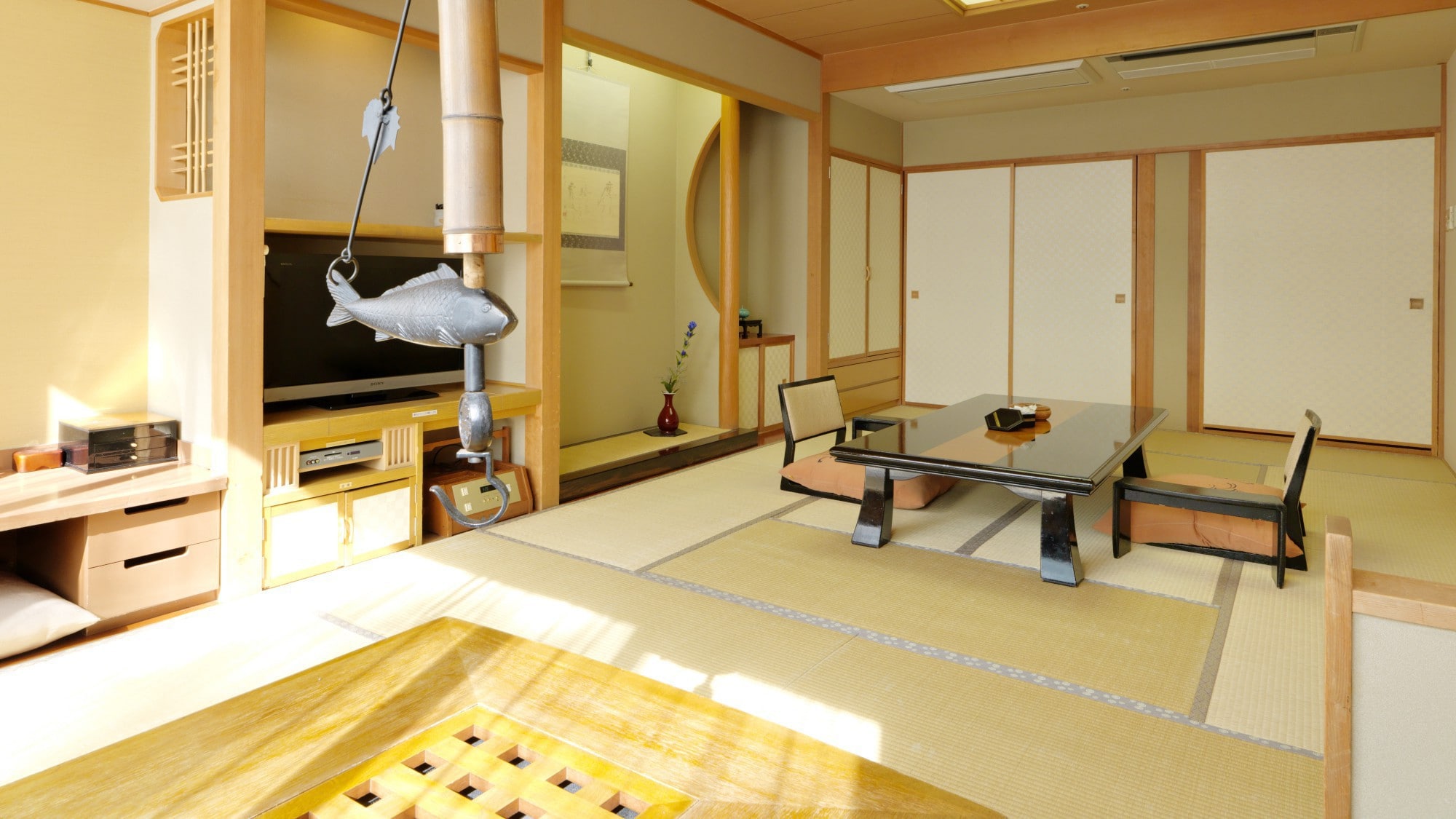 [Main building/Shiori] Japanese-style room 12 tatami mats/Enjoy the Akan forest and mountain range from the pure Japanese-style guest room *Image