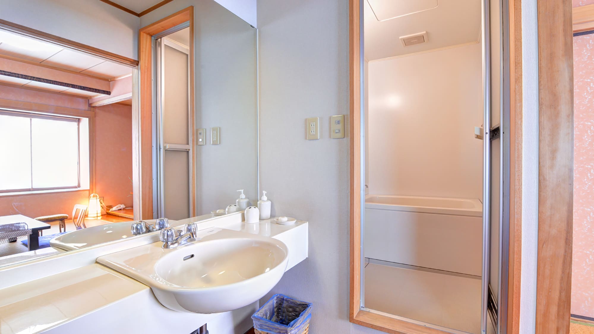 * [8 tatami mat Japanese-style room (example of a guest room)] A thoroughly cleaned bathroom.