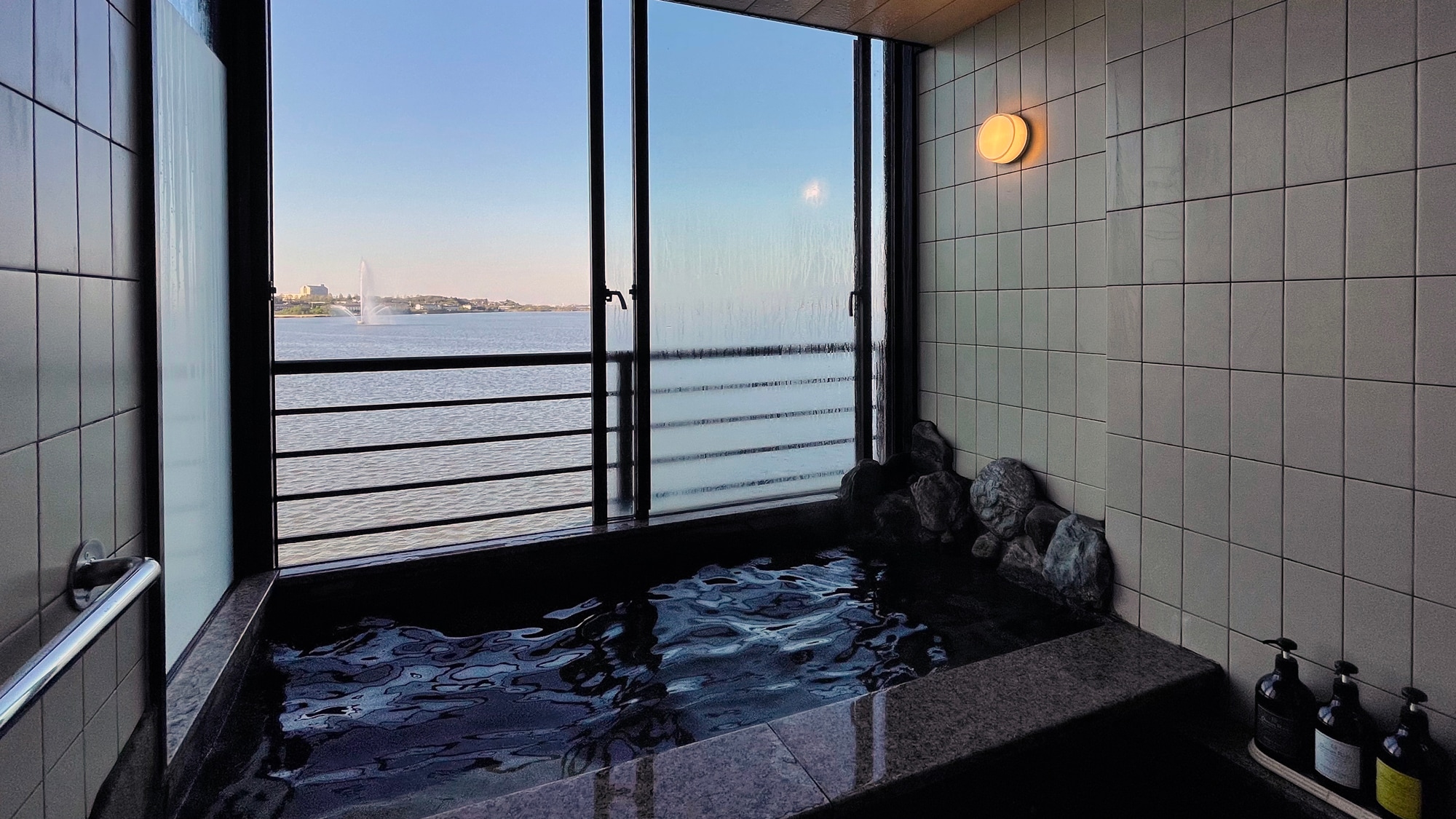 Guest room with rock bath hot spring (You can see the lakeside. Priority preparation will be given depending on the plan)