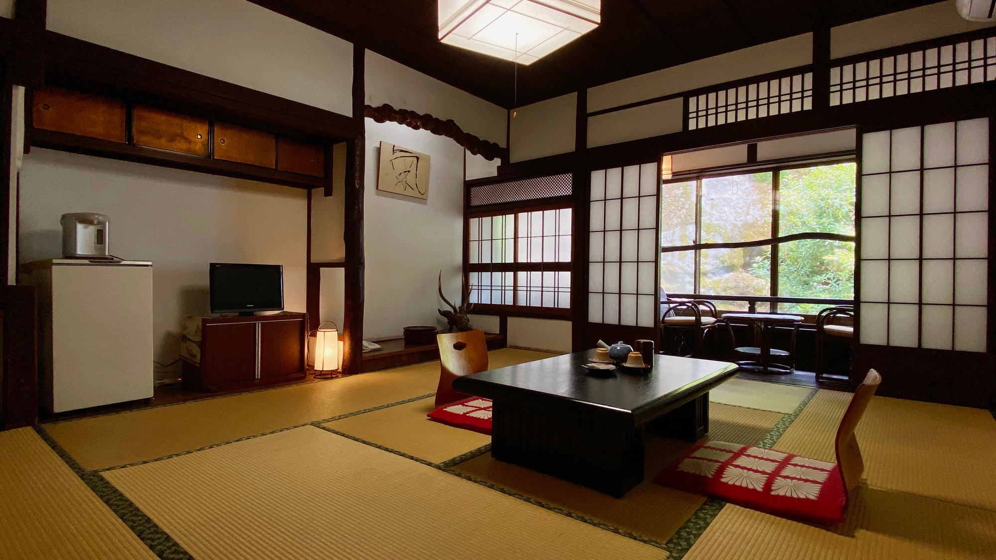 [10 tatami mat Japanese room] A 10 tatami mat Japanese room with a veranda. Enjoy the atmosphere of the four seasons.