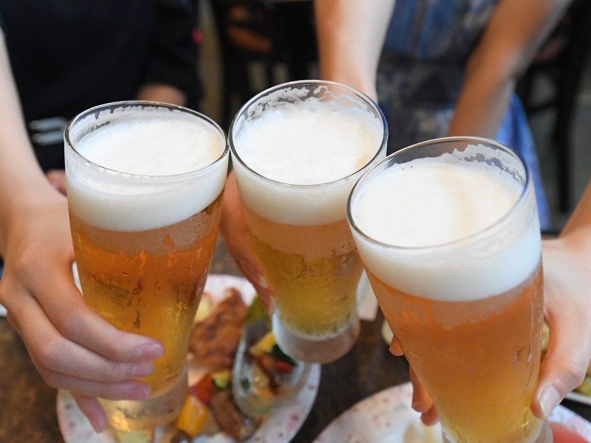 Cheers with beer! The "All-Inclusive Plan" includes unlimited drinks!
