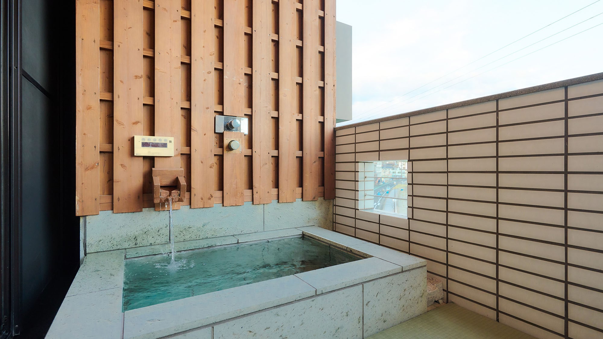 ・[Guest Room/Takasago] The open-air bath is an artificial hot spring made with four types of hot spring minerals and bamboo charcoal. Warm yourself to the core.
