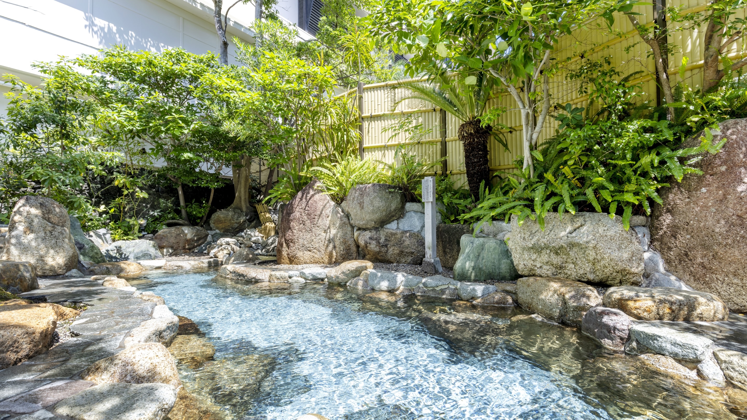 อ่างอาบน้ำกลางแจ้งในสวนชิโอไซโนะยุ (ชายและหญิงสลับกันใช้)