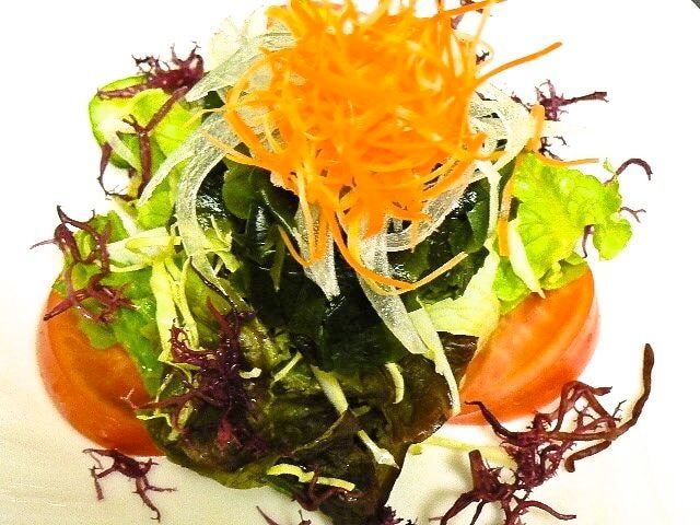 ผักและสาหร่ายก็มาจากแหล่งท้องถิ่นจากมินามิอิซุเช่นกัน