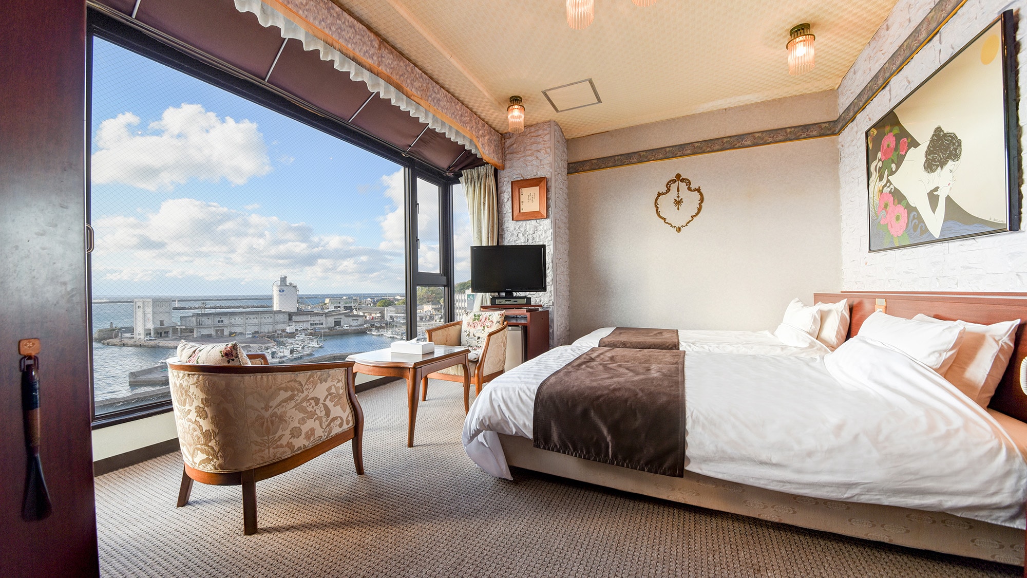 *＜Ocean Front＞When you open the window, you can enjoy the pleasant ocean breeze and the magnificent view to your heart's content.