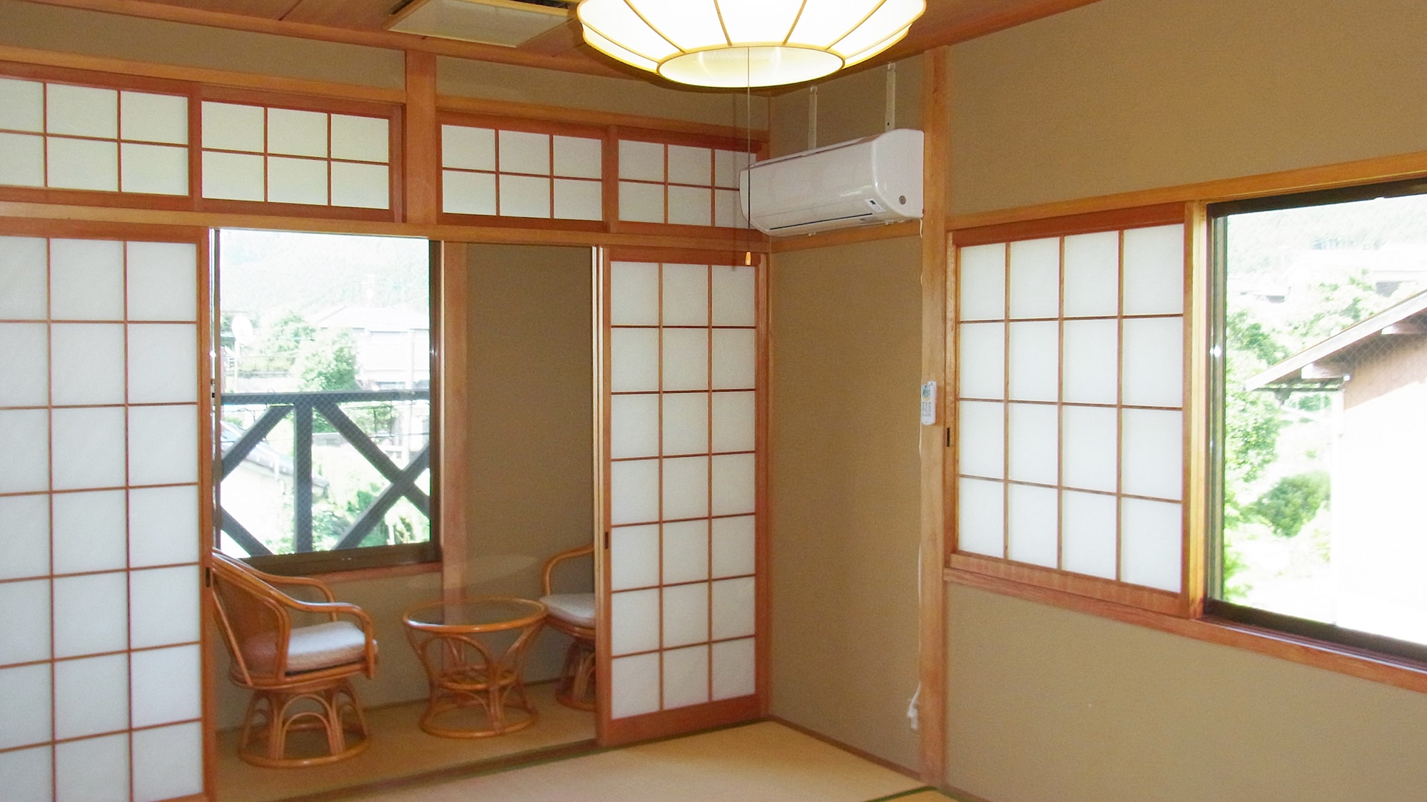 *[Example of a guest room] Separate bathroom and toilet / equipped with a sink, air conditioner, TV, and Wi-Fi / no refrigerator