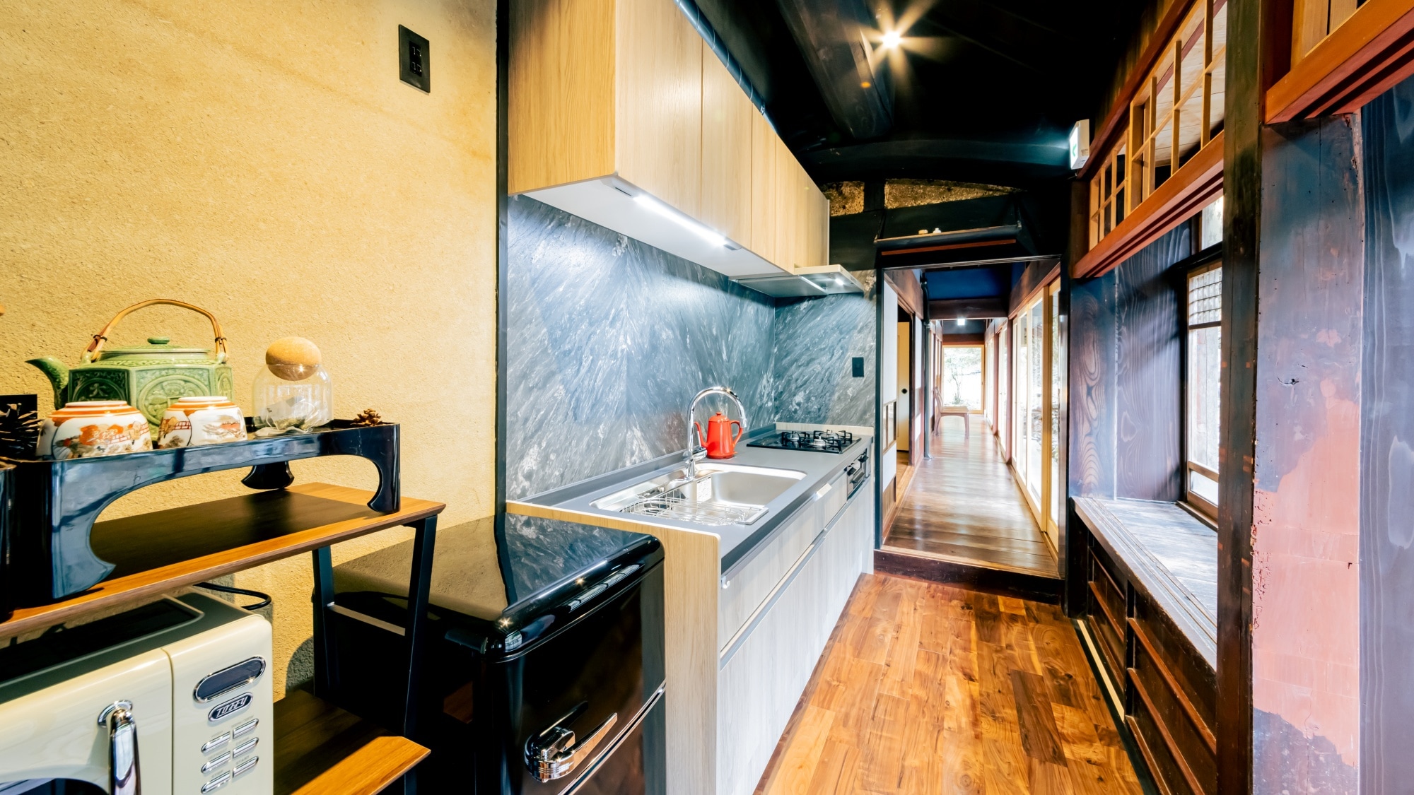 [Hotaru-bi Building, Main Building 101] Kitchen. You can buy ingredients at the village station "Tanasen" where the front building is located.