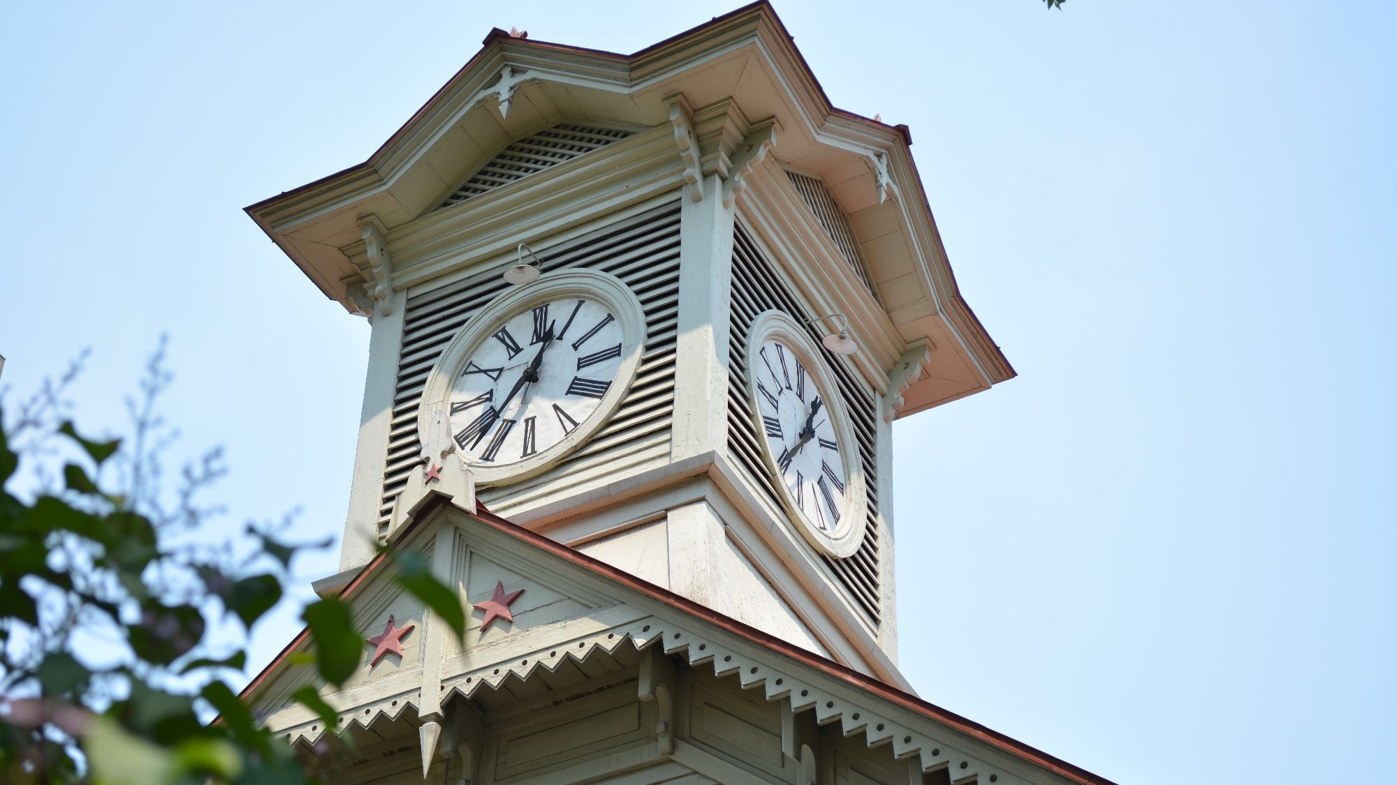 [Sightseeing around the area] Clock Tower / A historical building representing Sapporo that lets you hear the sound of a bell ringing every hour on the hour