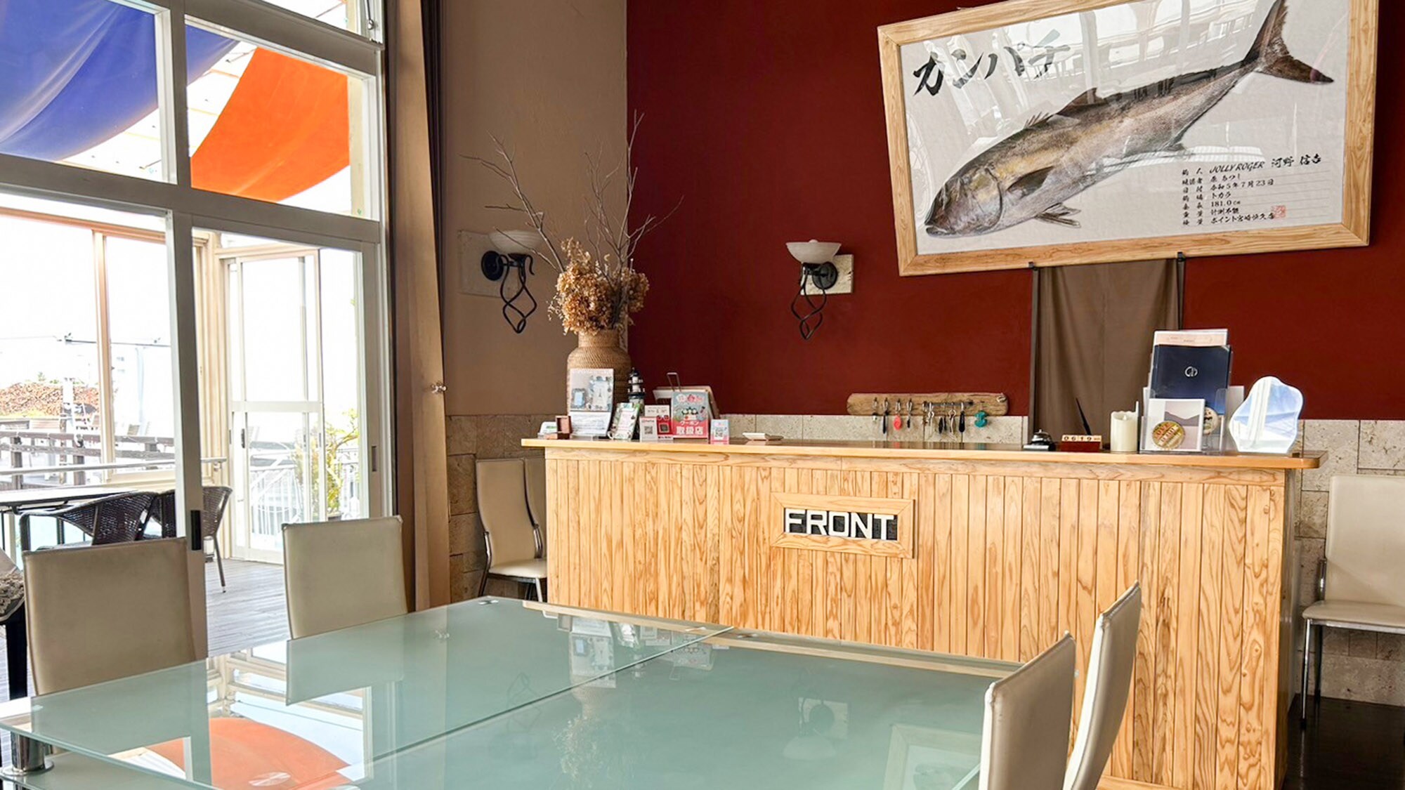 ・[前台]行政大樓內的前台。我們期待見到您。