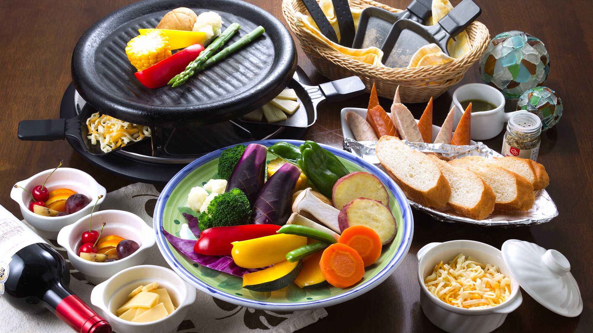 Nikmati makan malam menggunakan keju raclette yang meleleh