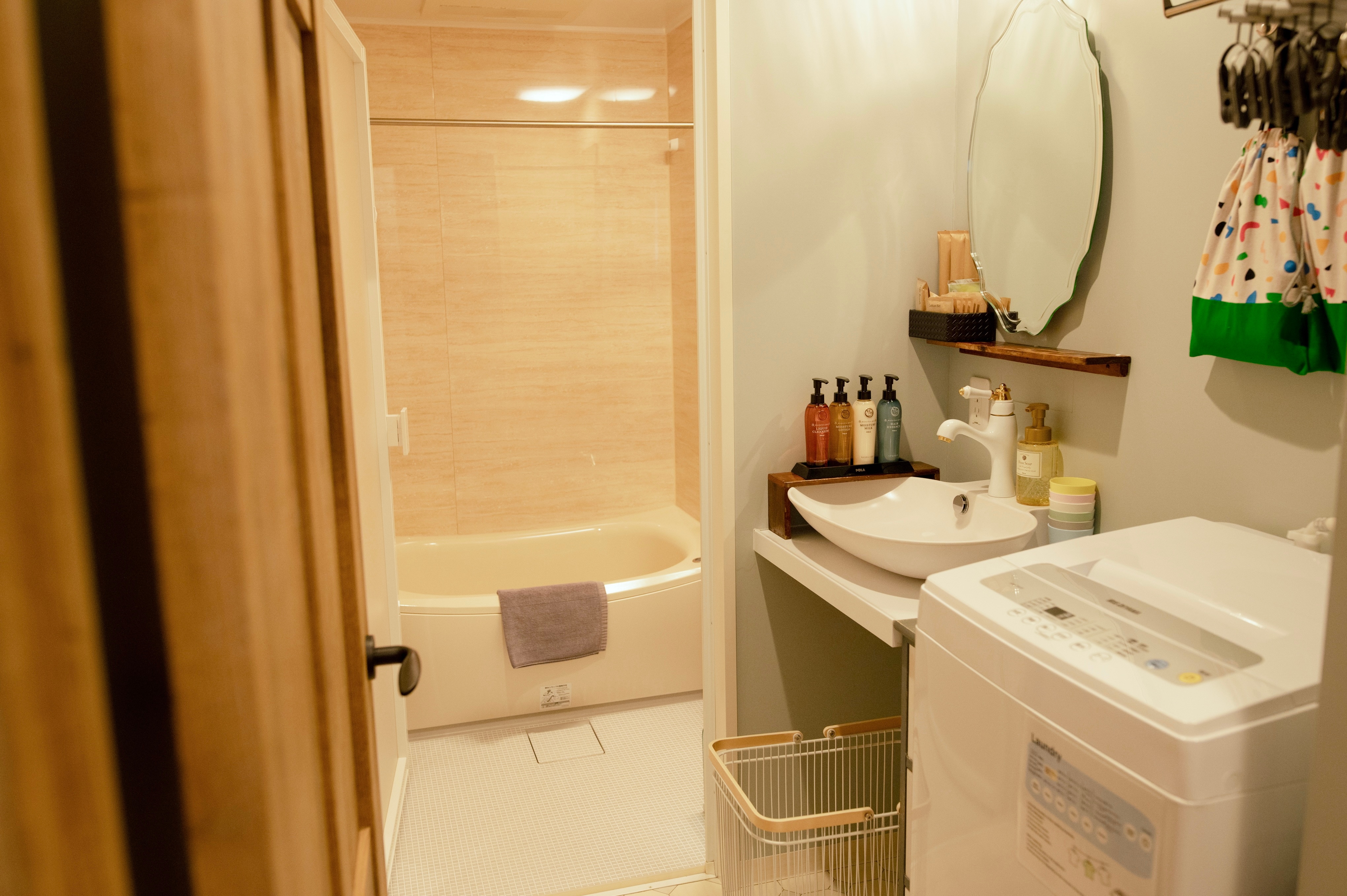 This is a very user-friendly bathroom.