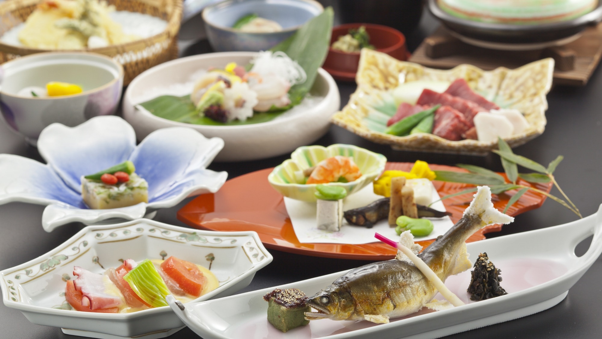 [晚餐] 我们提供带有京都风味的调味料和色彩缤纷的怀石料理。 （照片为宇上怀石料理）