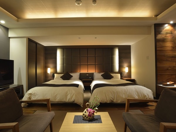 Top floor suite Room 811 (bed space)