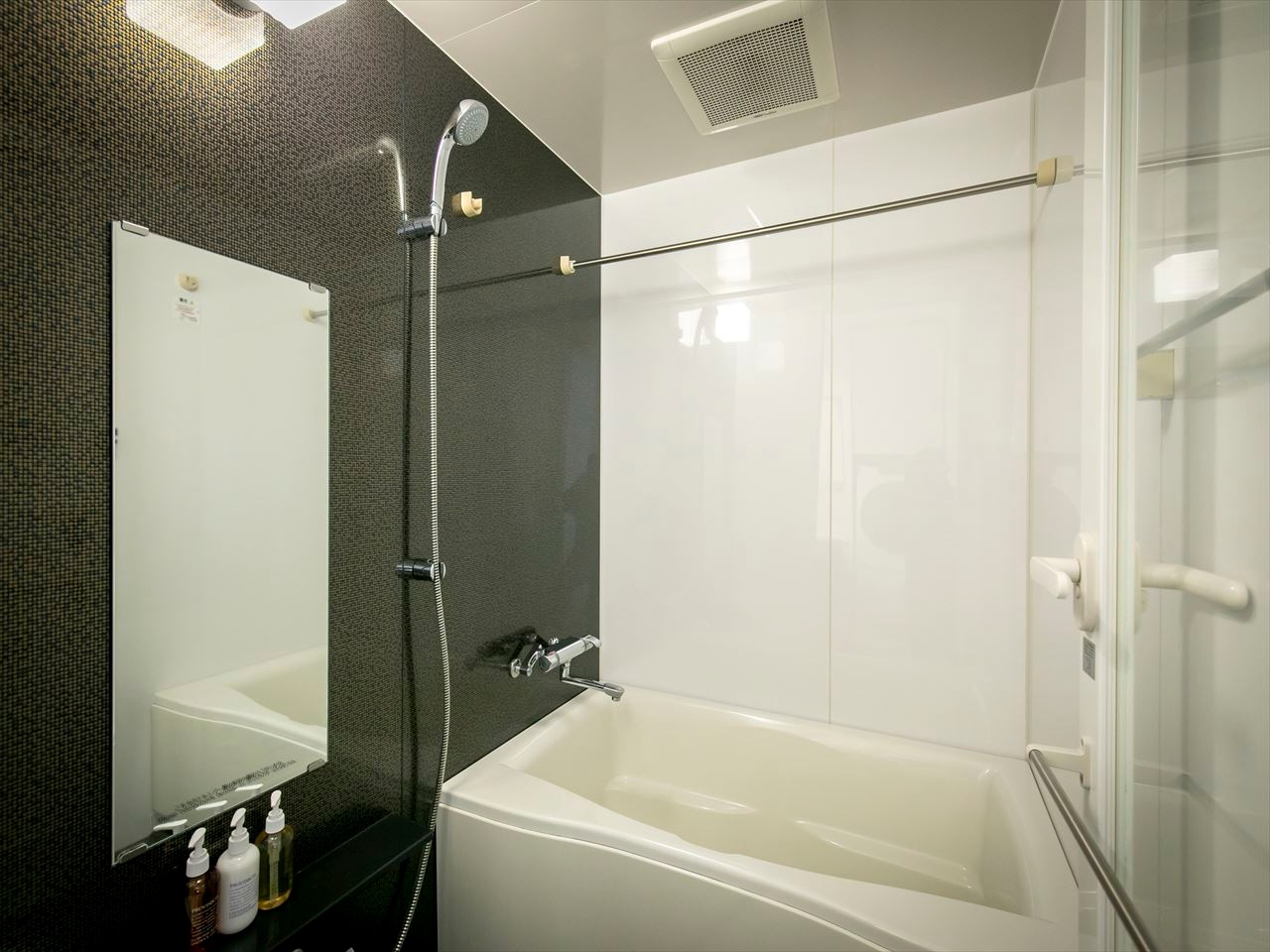 [Suite room/bathroom]