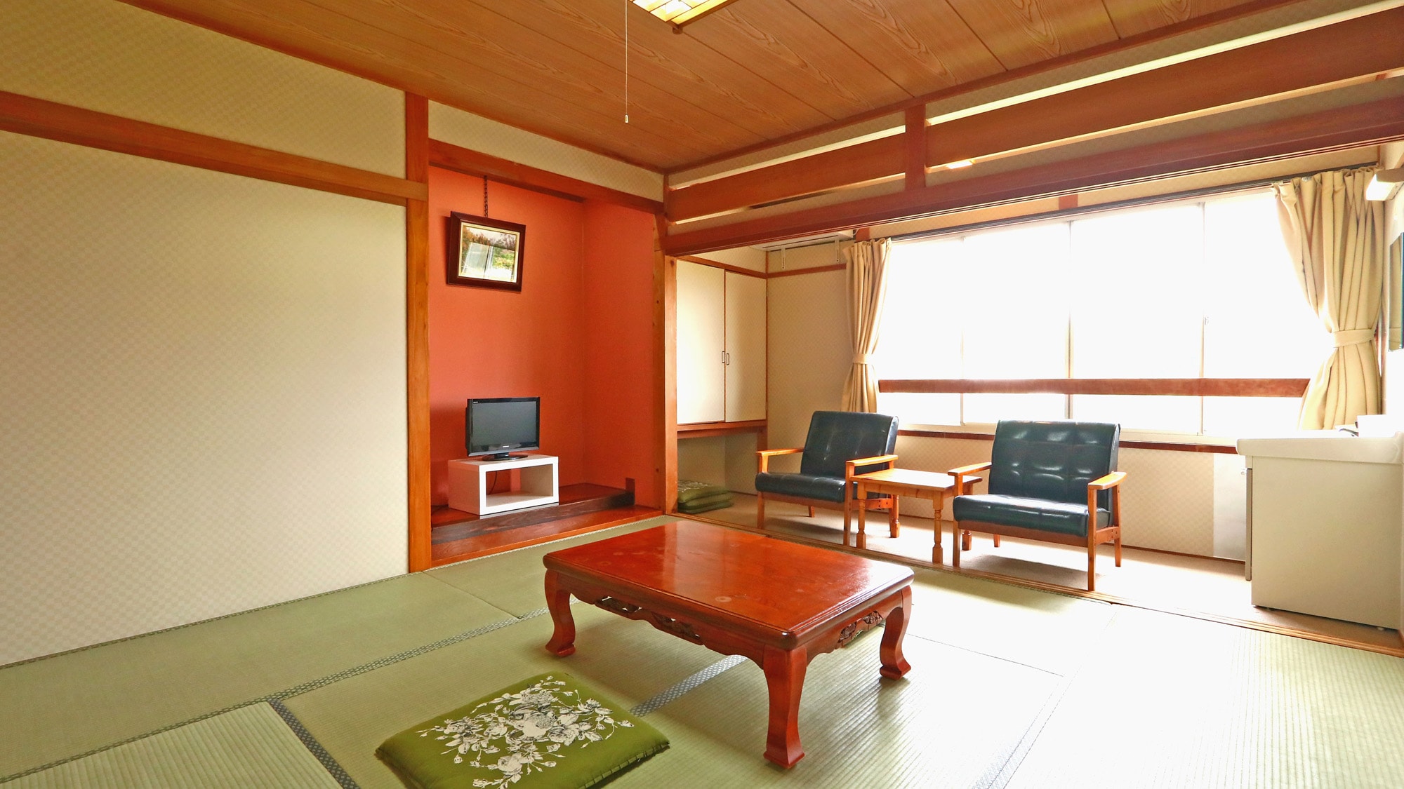 Japanese-style room: Please relax in a spacious space.