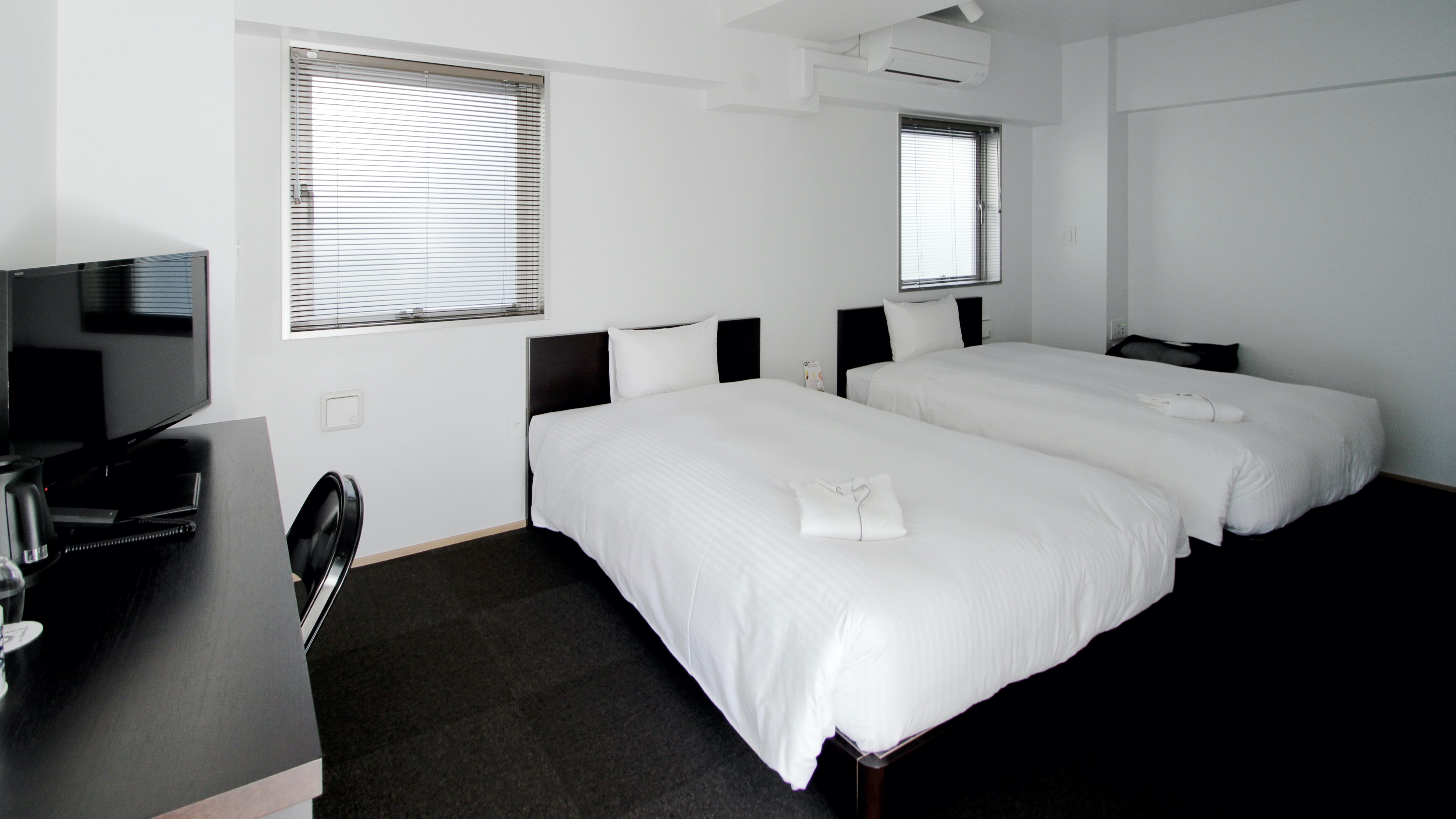 Superior Twin Room (26㎡/2 semi-double beds 120cm wide/2-3 guests)
