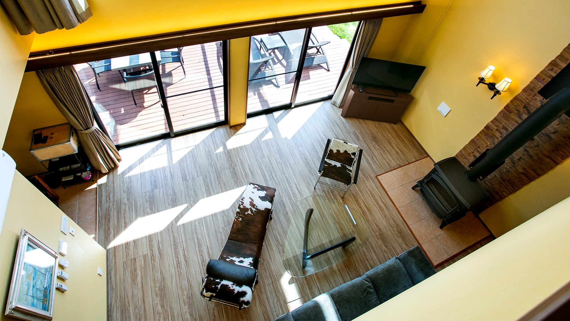 [Maisonette Suite Villa] [ตัวอย่าง] ห้องโถงที่ให้ลมพัดผ่านได้สบายๆ สูงถึง 6.4 เมตร!