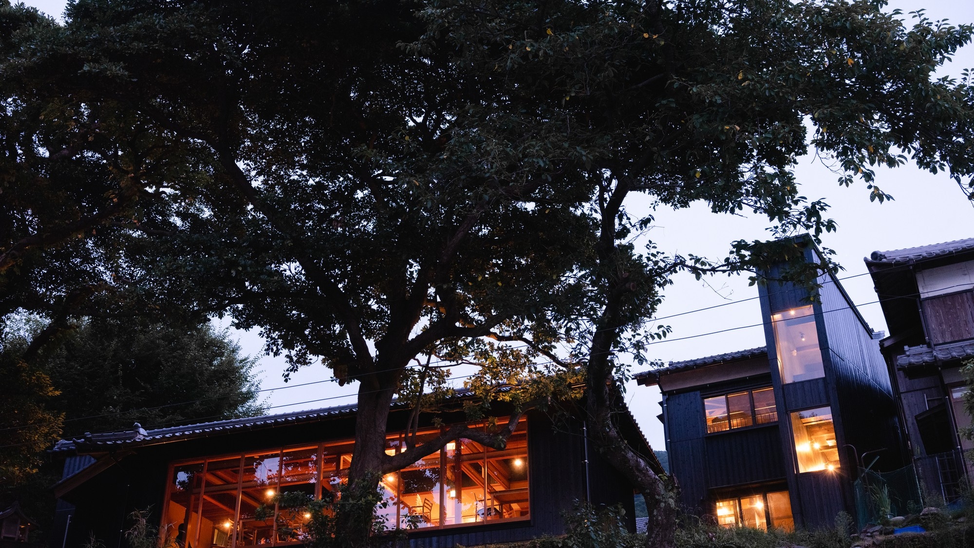 黄昏时的餐厅“RESTAURANT UCHITOMI”和别馆“HOUSE SEN”