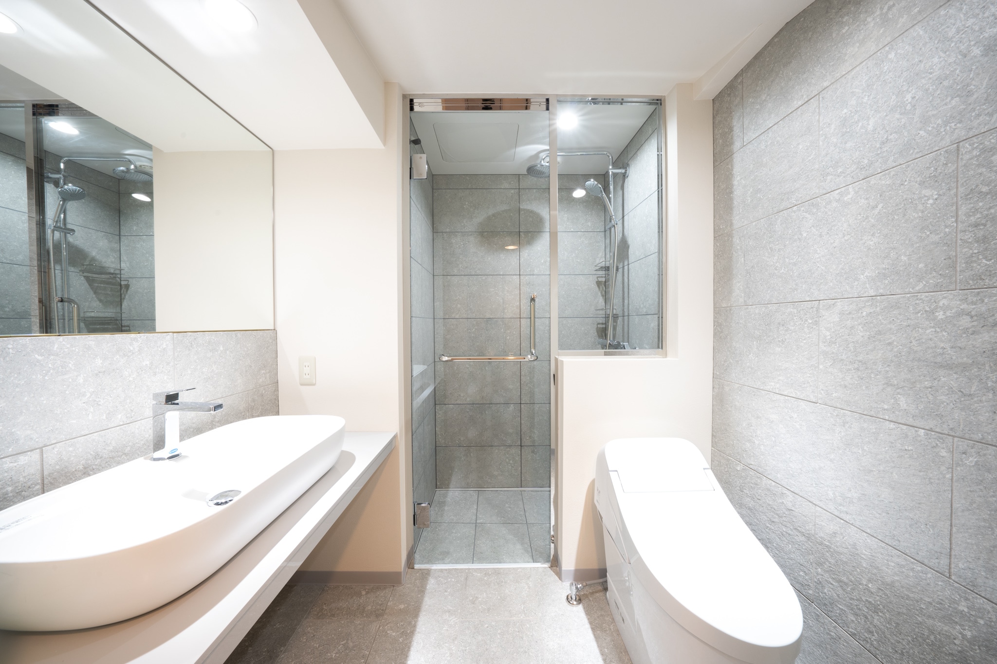 Suite room B type (renewal) shower / powder room