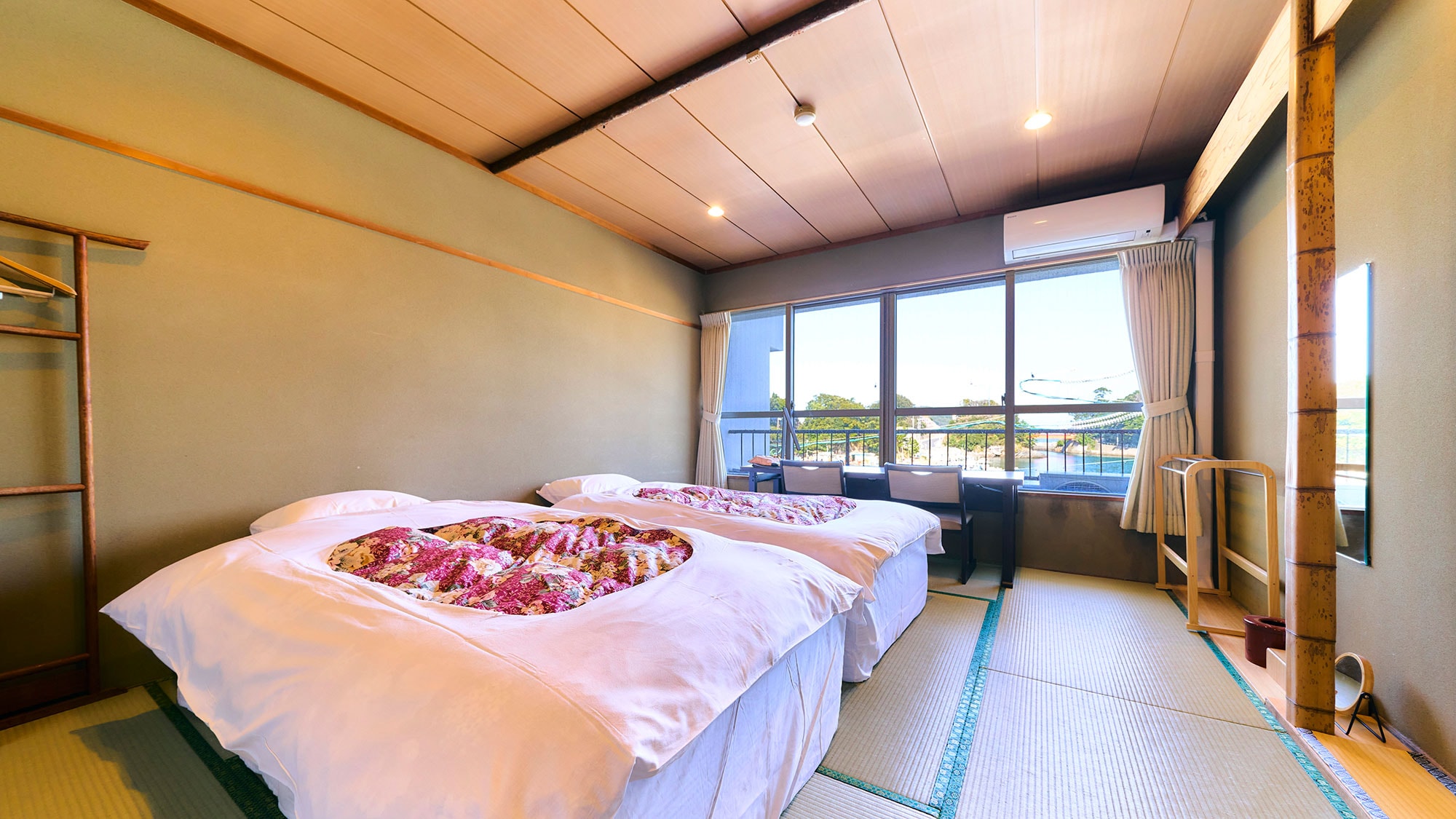 ・[Japanese-Western style room] A bed is provided in the tatami room. Even those with weak legs can relax and enjoy their stay.