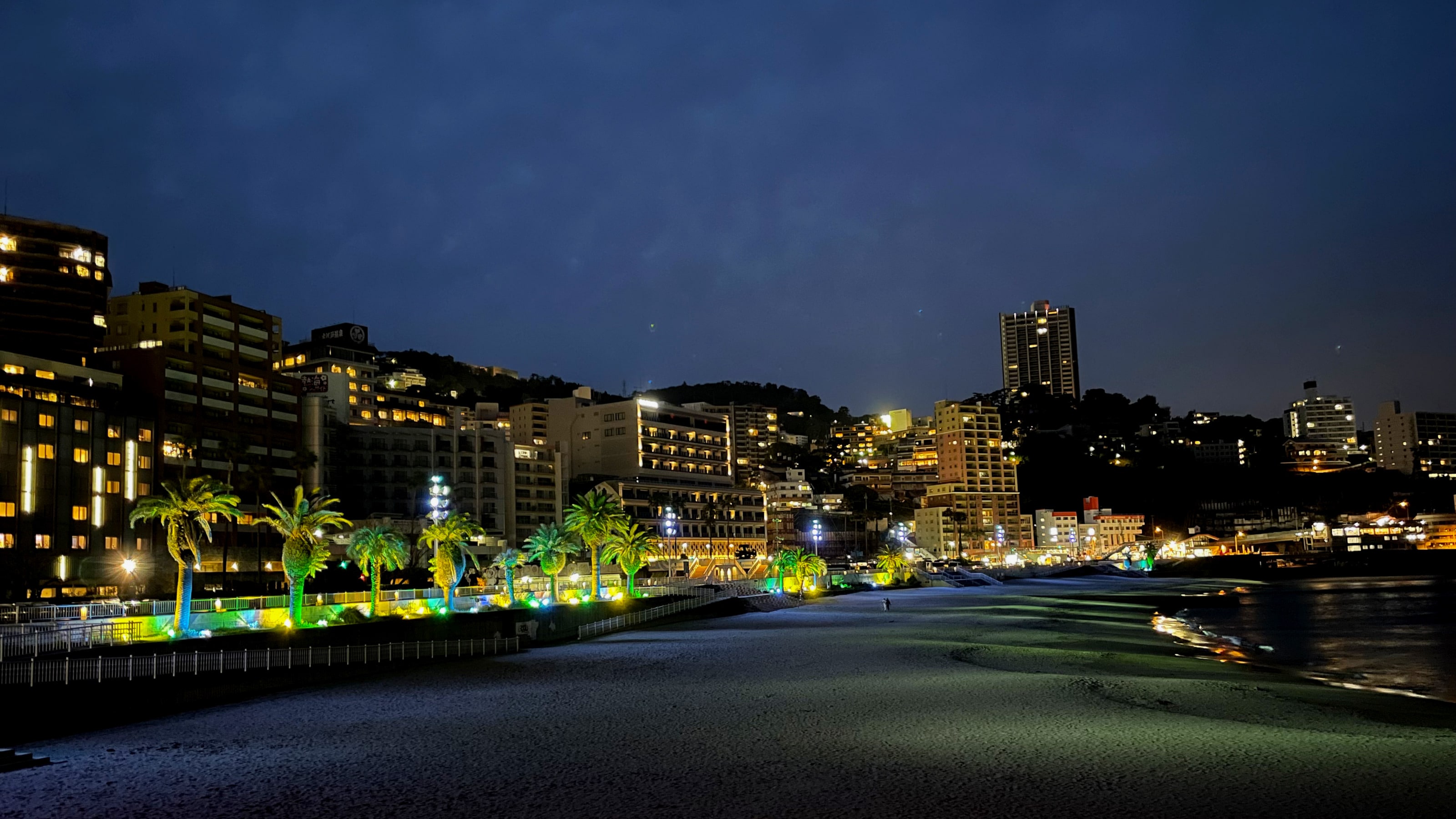Bãi biển Atami Sun